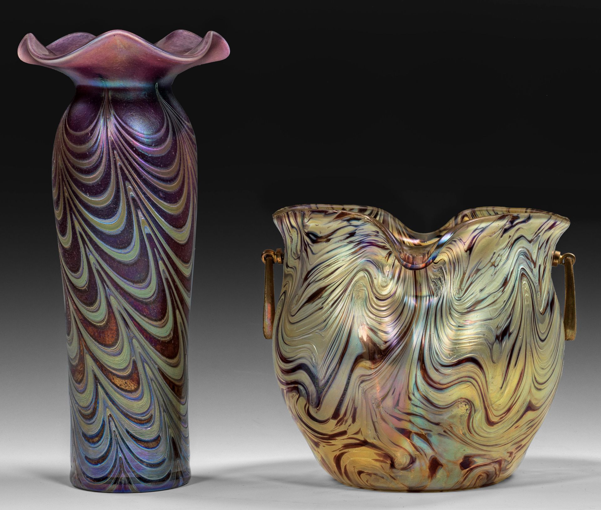Null Deux vases décoratifs Vase bombé à quatre cols, légèrement ovale, avec deux&hellip;