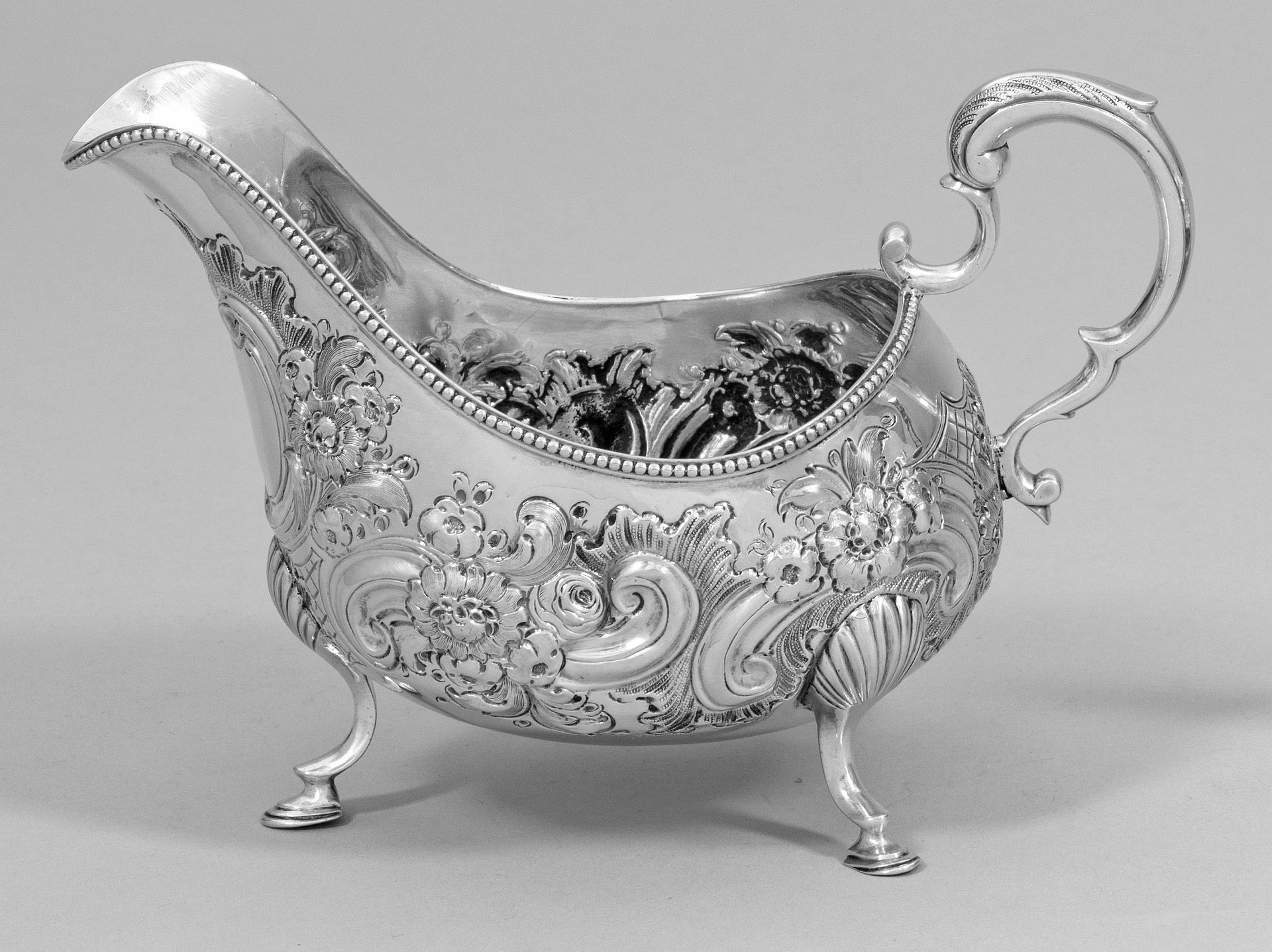 Null George III sauciere in sterling silver. Supported by three hoof-like feet w&hellip;