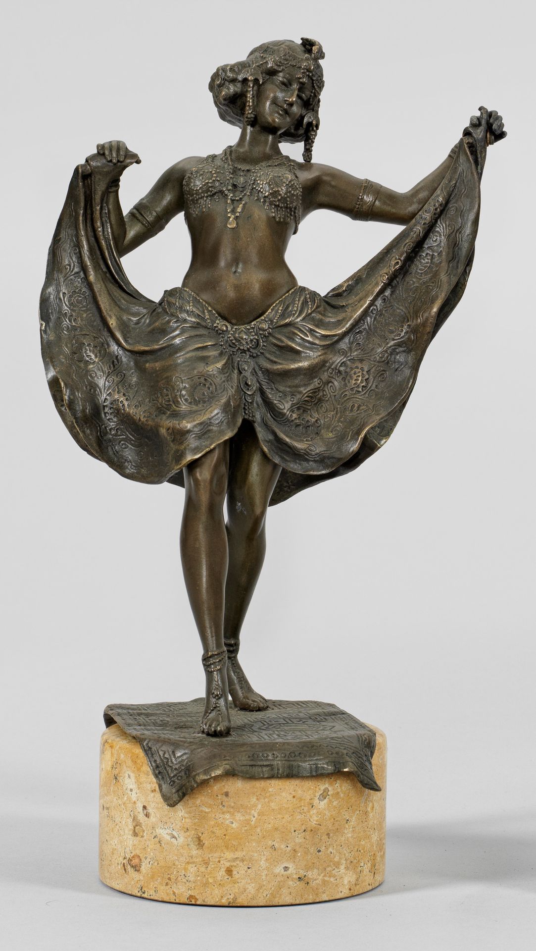 Null Statuette érotique de danseuse orientale Bronze, patine brun foncé ; socle &hellip;