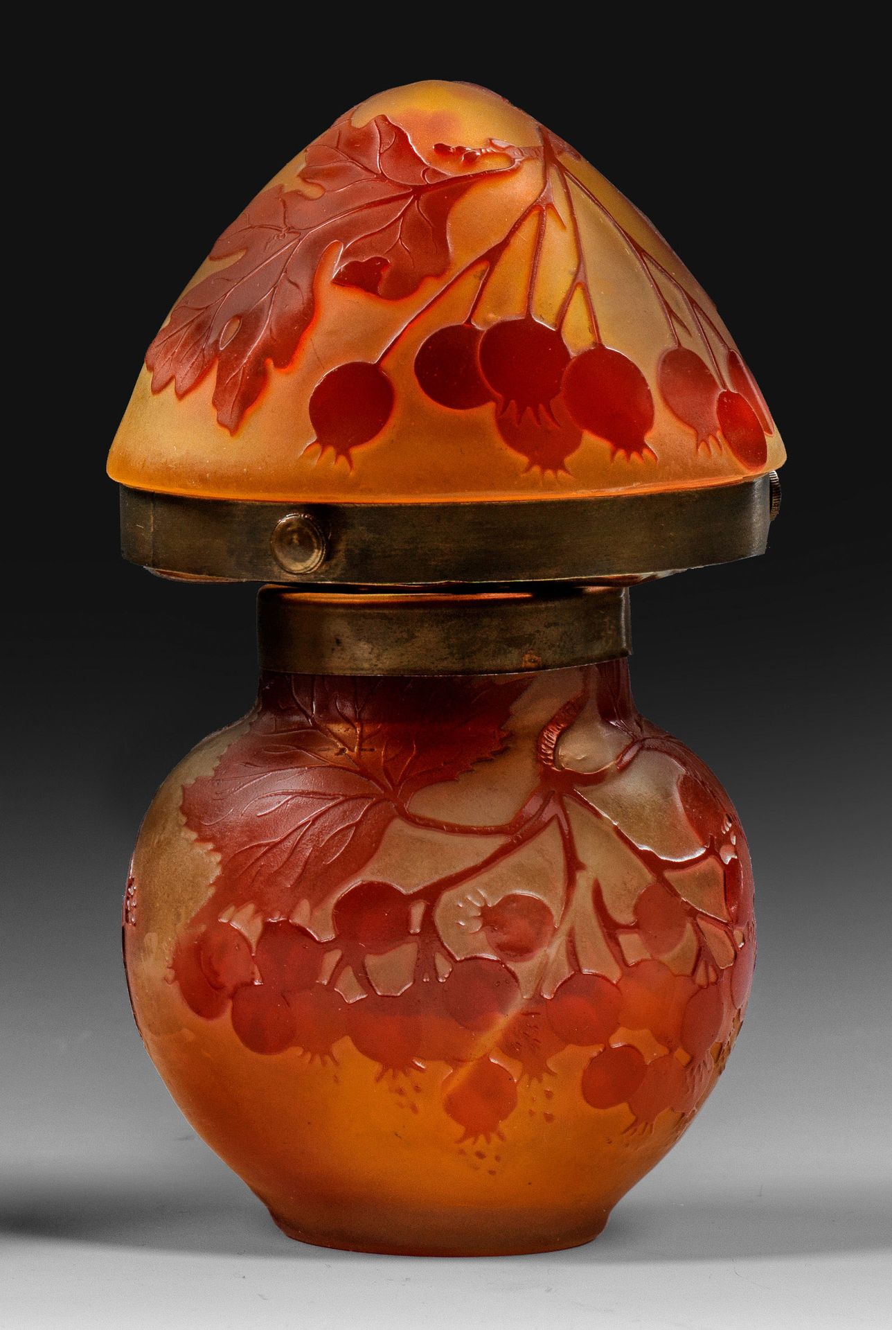 Null 埃米尔-加莱（Emile Gallé）创作的带醋栗装饰的微型台灯，2 灯；灯体略呈椭圆形，灯罩呈蘑菇状。套色玻璃，无色、黄色和红色。蚀刻、抛光装饰。标&hellip;