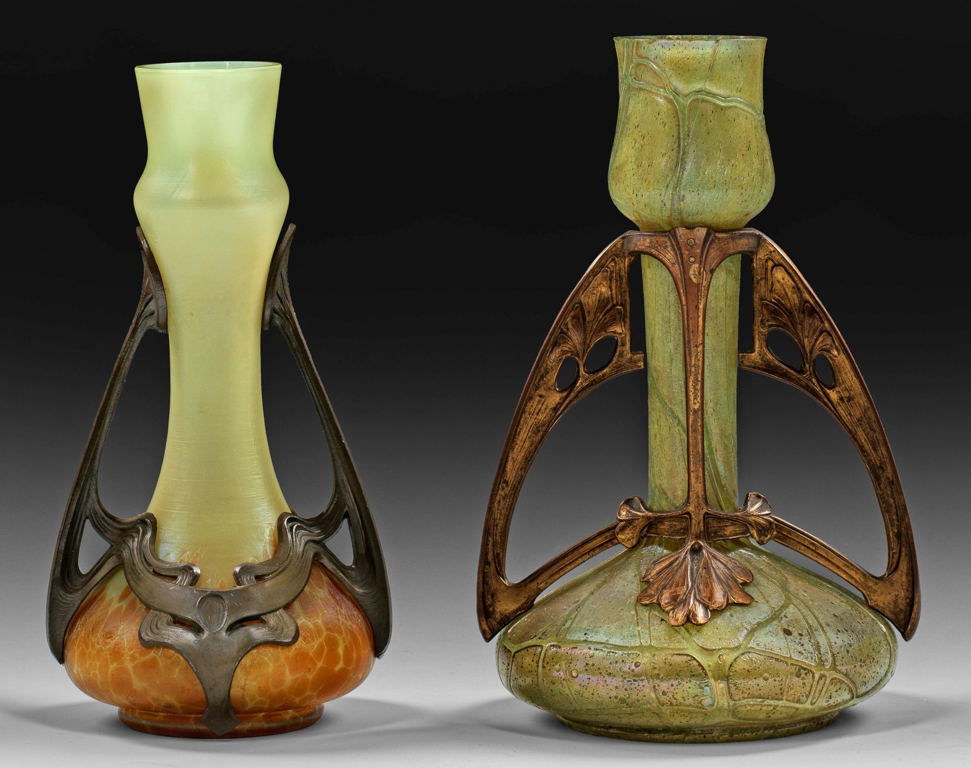 Null Deux vases Art Nouveau à col étroit avec monture en métal. Verre overfang, &hellip;