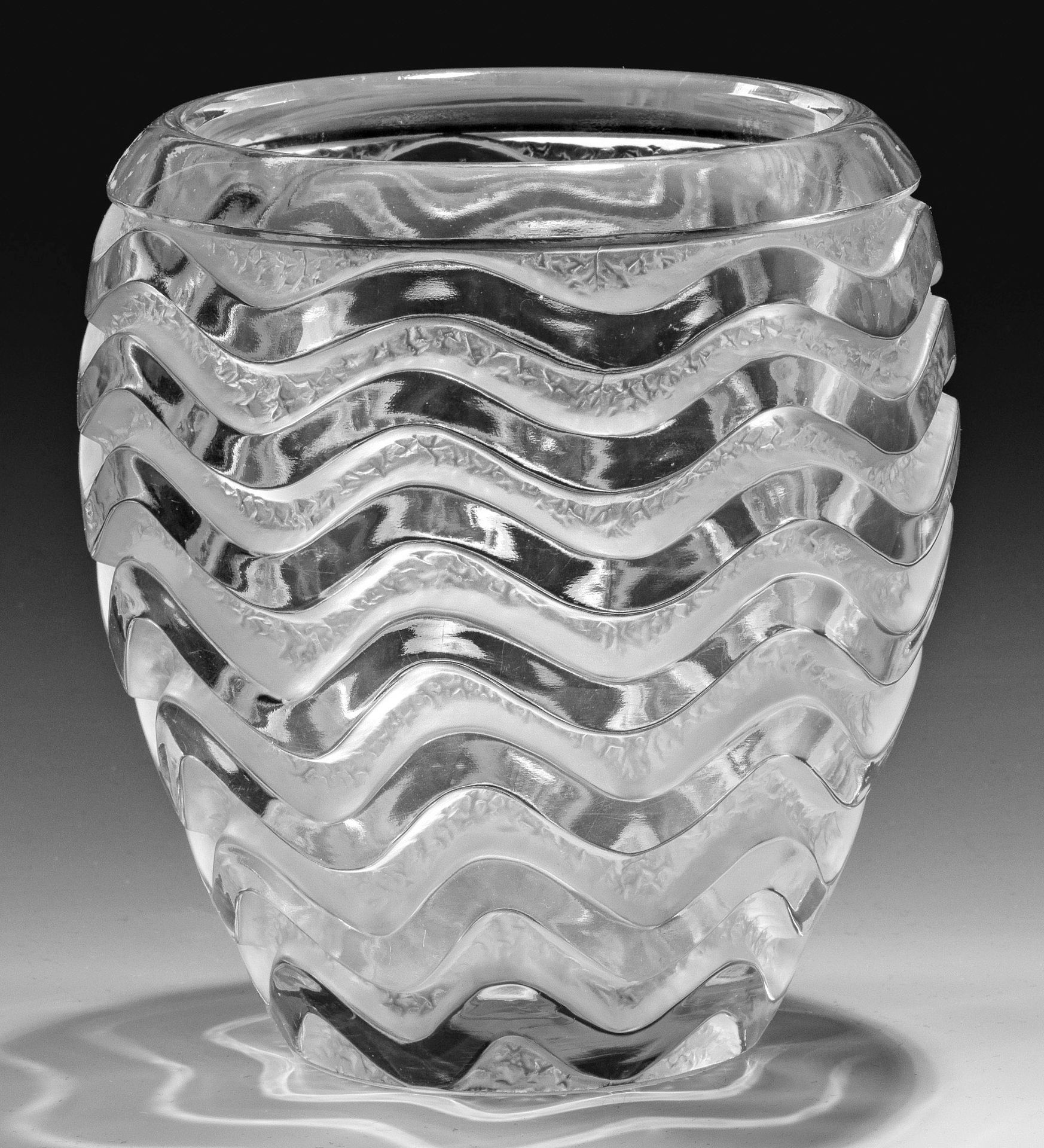 Null Vase "Meandres" de Lalique Forme ovoïde avec décor de bandes ondulées en re&hellip;