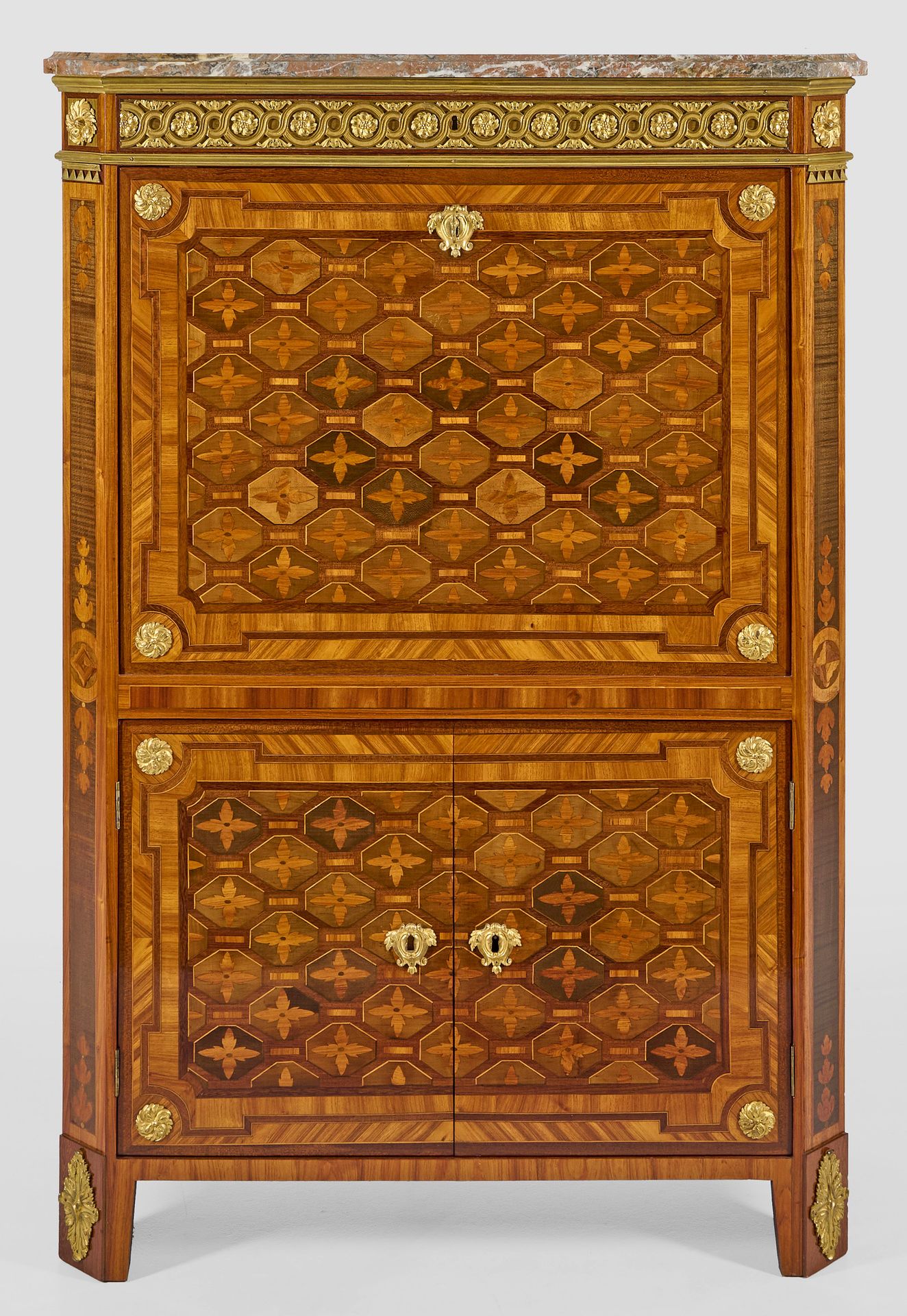 Null 皮埃尔-皮奥尼兹（Pierre Pioniez）签名的路易十六时期秘书柜 玫瑰木和苋菜木，贴面并镶嵌部分彩色木材。笔直的长方形主体，两侧是宽大的斜角壁&hellip;