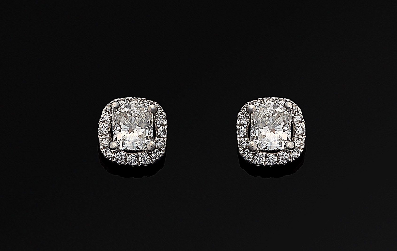 Null Par de elegantes pendientes de diamantes engastados con 2 diamantes aprox. &hellip;
