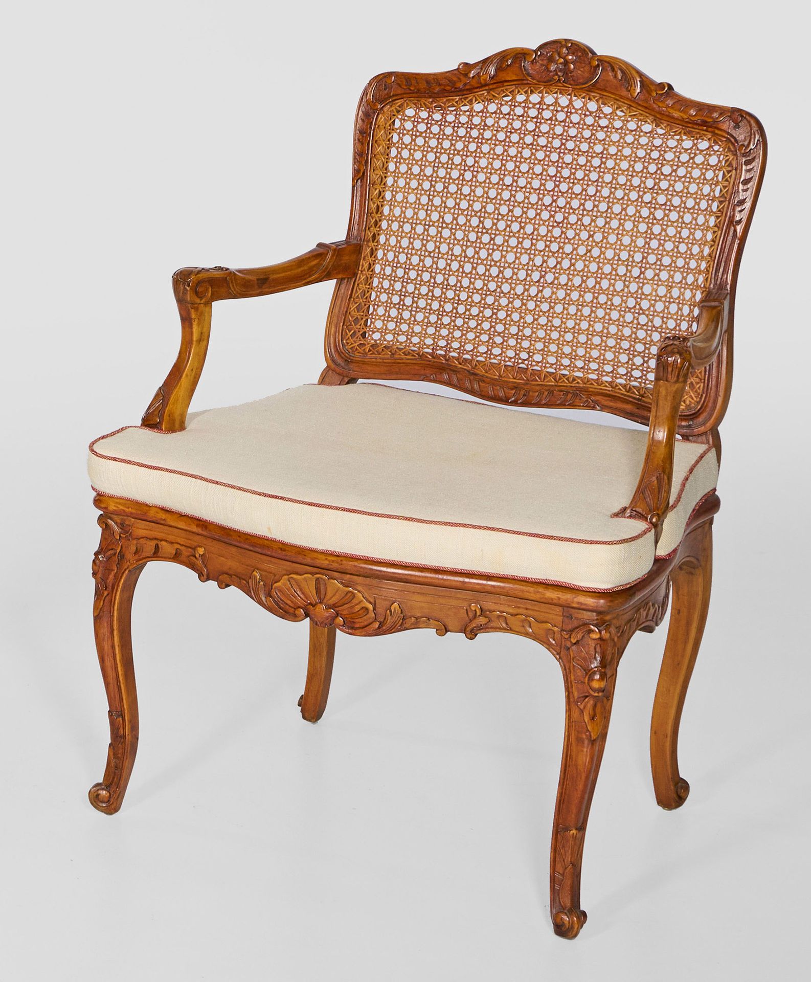Null Baroque walnut armchair, carved in relief. Curved frame of rocailles carved&hellip;