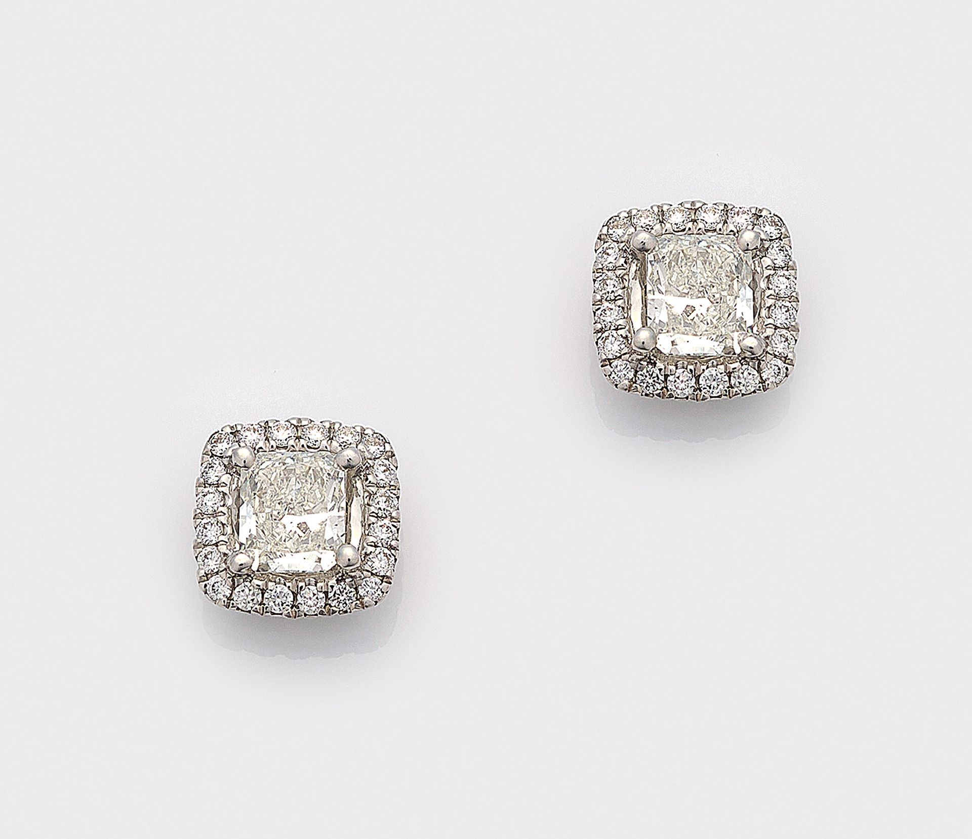 Null Coppia di eleganti orecchini di diamanti con 2 diamanti di circa 0,80 ct. (&hellip;