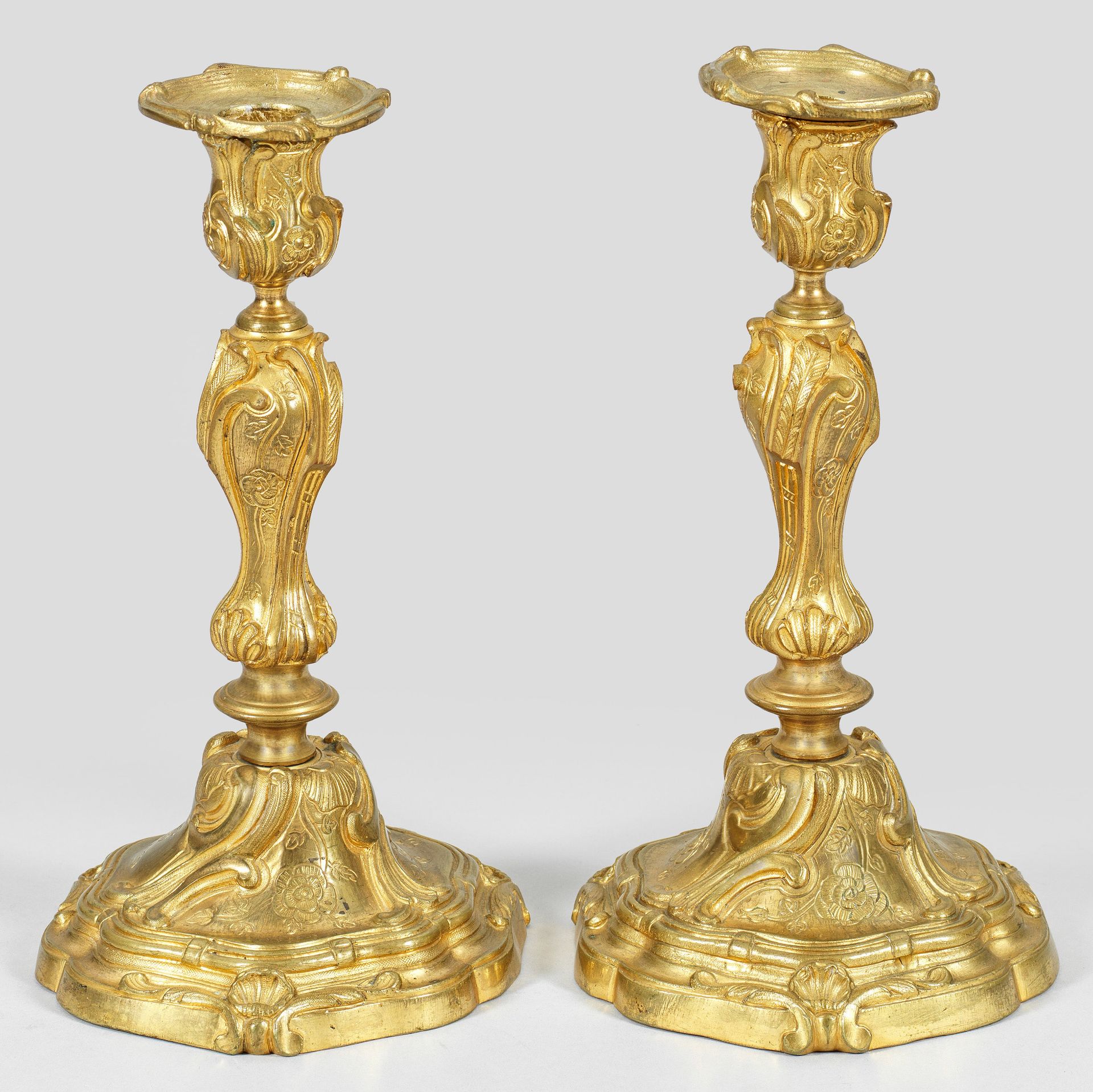Null 一对路易十五风格的烛台，单灯；镀金青铜。相应的栏杆支撑着花瓶形的壶嘴，壶嘴上方是与之相匹配的弧形底座，底座上模制有凸起的涡形浮雕。高 26 厘米。
一&hellip;