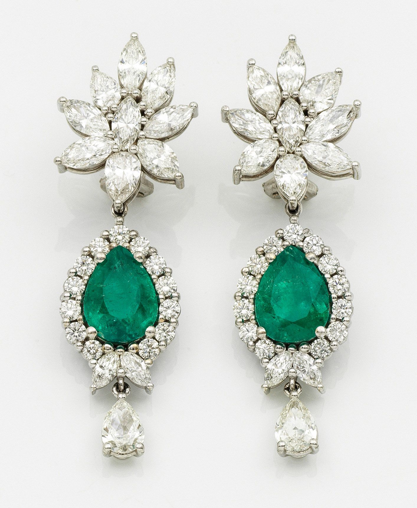 Null A pair of jewelled ear pendants with Colombian emeralds in white gold, set &hellip;