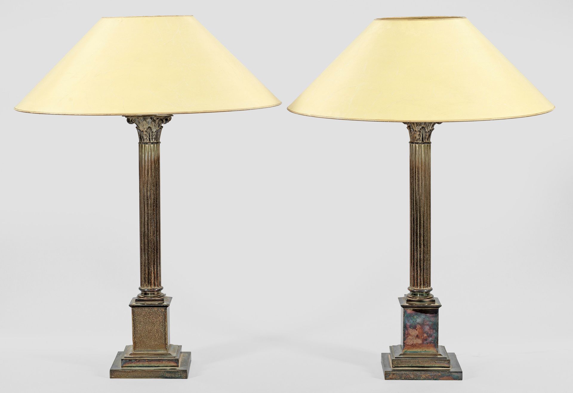 Null Coppia di grandi lampade da tavolo placcate in stile Impero. Base quadrata &hellip;
