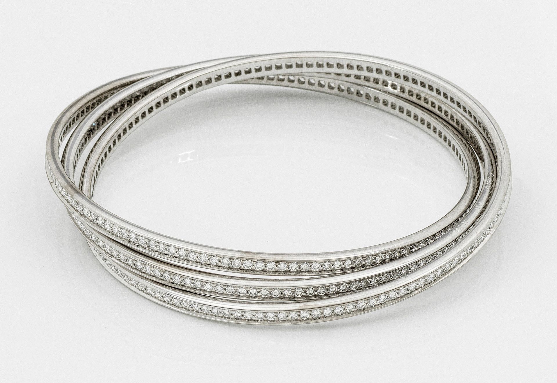 Null Bracelet-jonc en diamants "Trinity" de Cartier en or blanc, taille 750. 360&hellip;