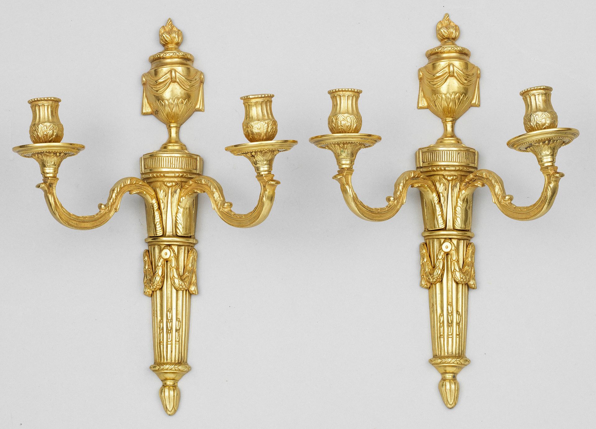 Null Paire d'appliques de style Louis XVI à 2 volets ; bronze doré. Applique en &hellip;