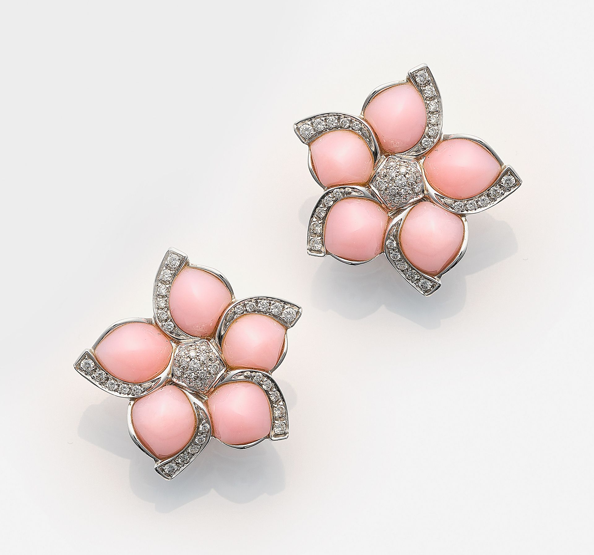 Null Coppia di orecchini decorativi a fiore con quarzo rosa in oro bianco, con u&hellip;