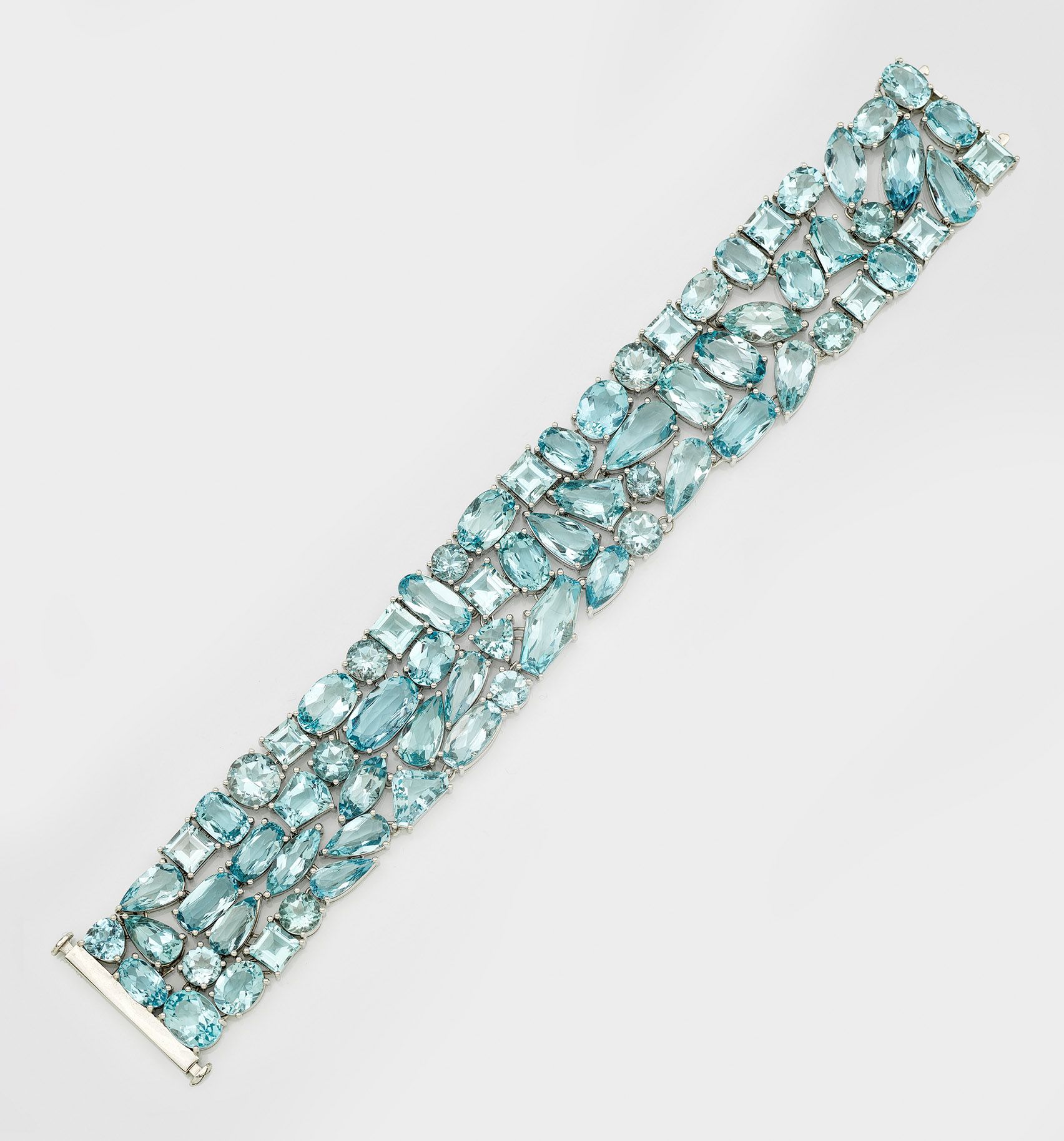 Null 白金镶海蓝宝石手镯，哑光，750 年制造，镶嵌天蓝色海蓝宝石，共计约 92 克拉，有垂坠、六角、椭圆和车工切割。重量约 62.24 克。
18K 白金&hellip;