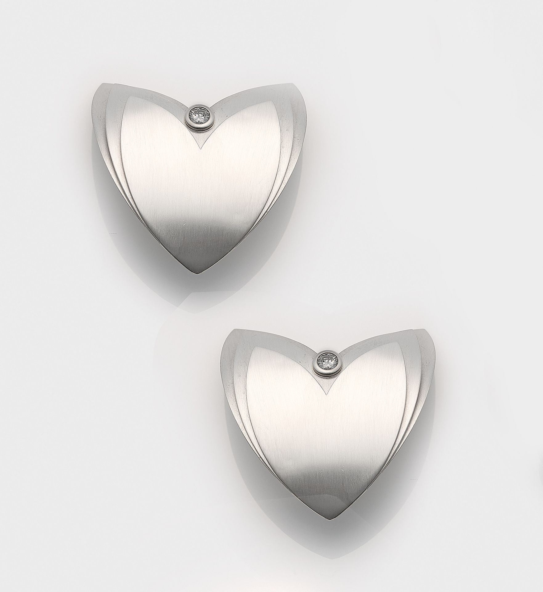 Null NISSING 铂金镶明亮式切割钻石奢华夹式耳环一对，哑光 950，中央镶嵌 2 颗明亮式切割钻石，共计 0.26 克拉（H/si）。有制造商标记。总&hellip;