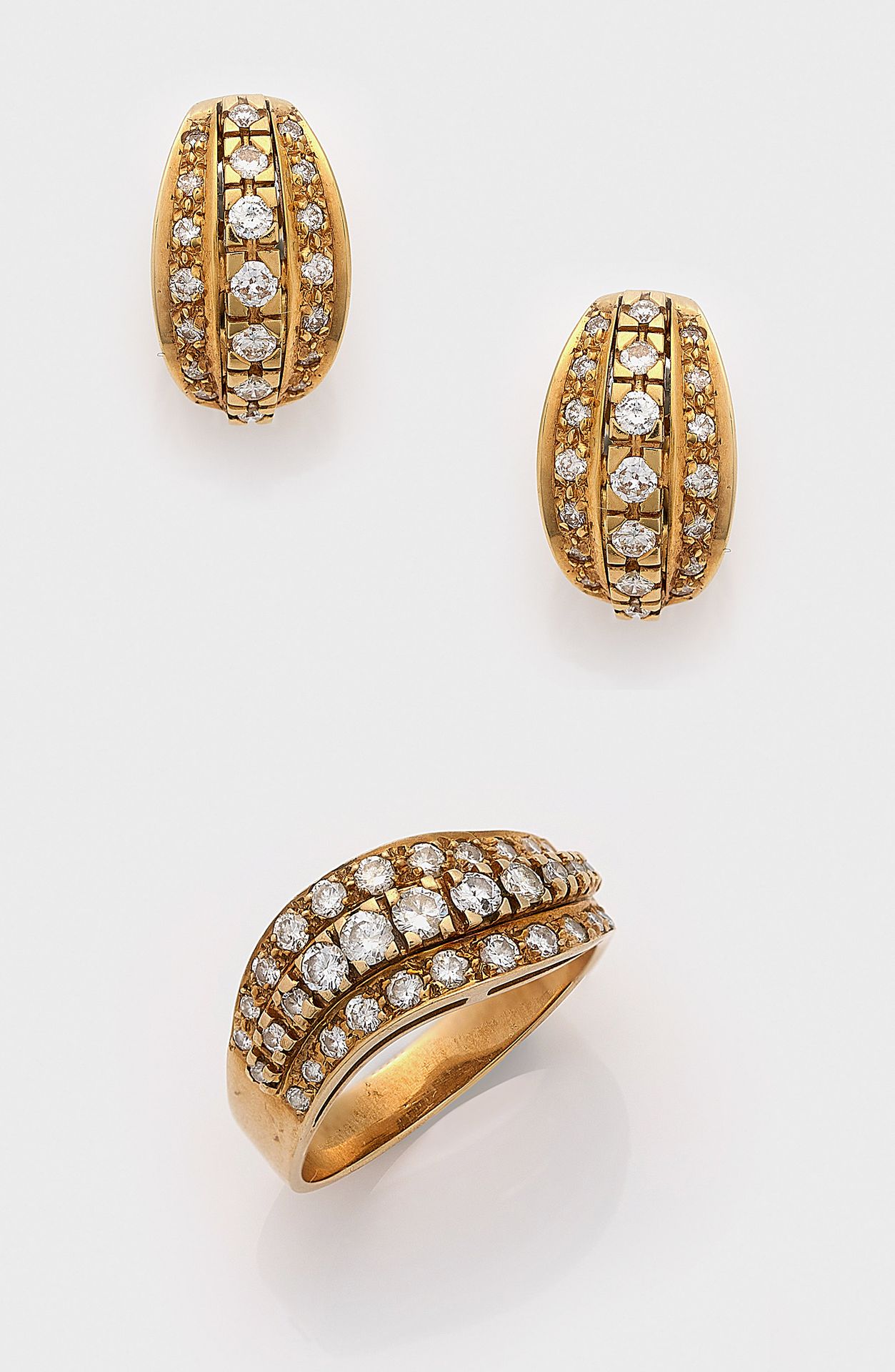 Null Par de pendientes decorativos con parure de diamantes y anillo correspondie&hellip;