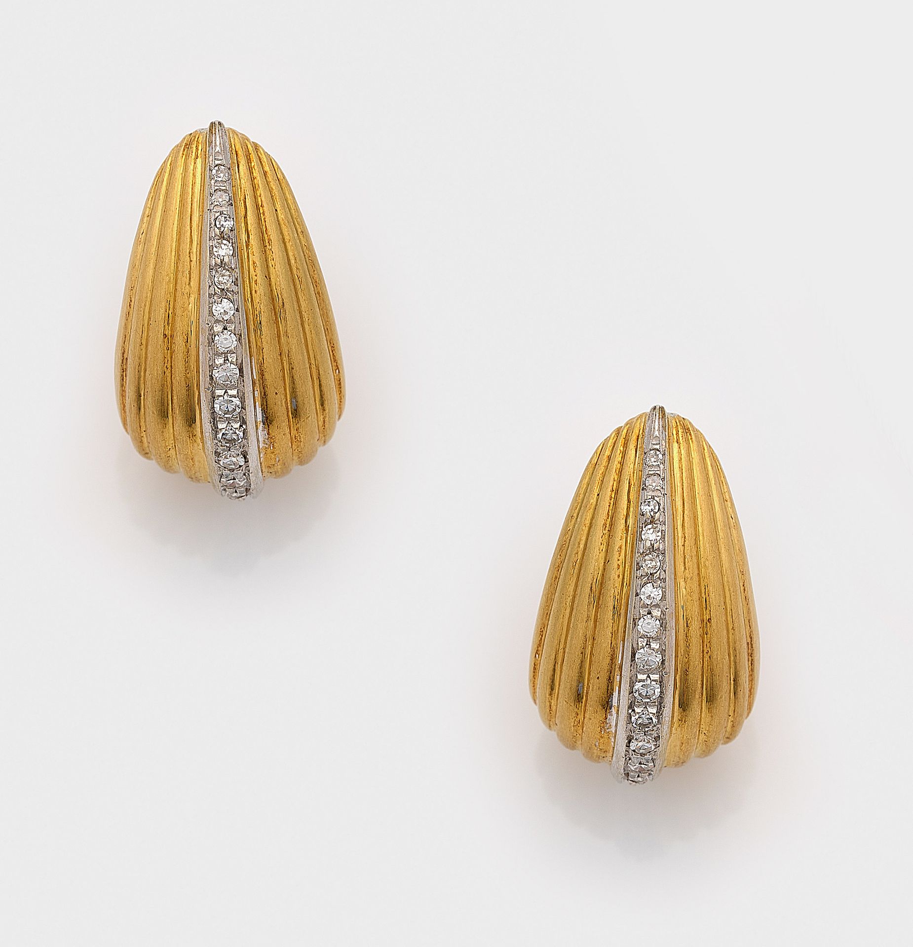 Null Pair of elegant diamond ear clips by WEMPE yellow gold, set with 8/8 diamon&hellip;