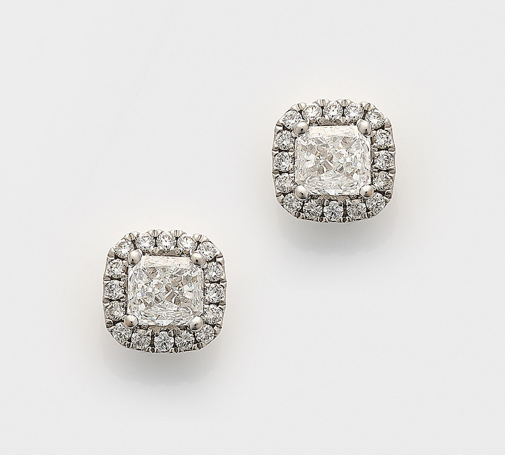 Null Coppia di eleganti orecchini di diamanti con 2 diamanti di circa 0,90 ct. (&hellip;