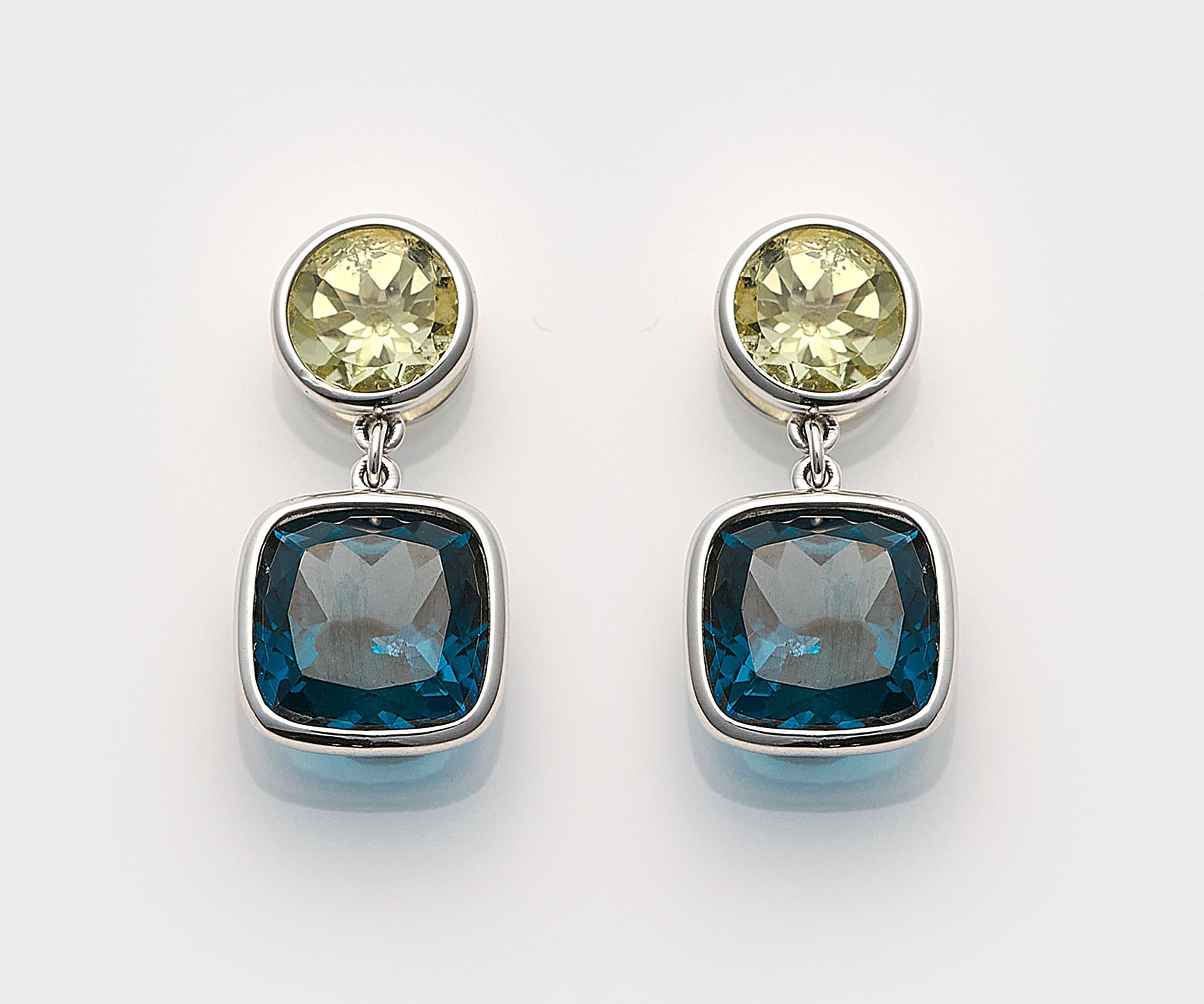 Null 一对装饰性黄宝石耳环，白金材质，镶嵌 2 颗总重约 10.70 克拉的伦敦蓝黄宝石和 2 颗总重约 3.10 克拉的金色绿柱石；总重约 6.79 克。&hellip;