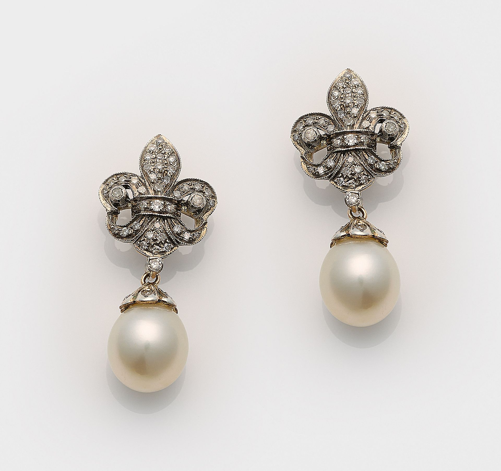 Null Pair of Belle Epoque diamond and pearl earrings, yellow gold, partly set wi&hellip;