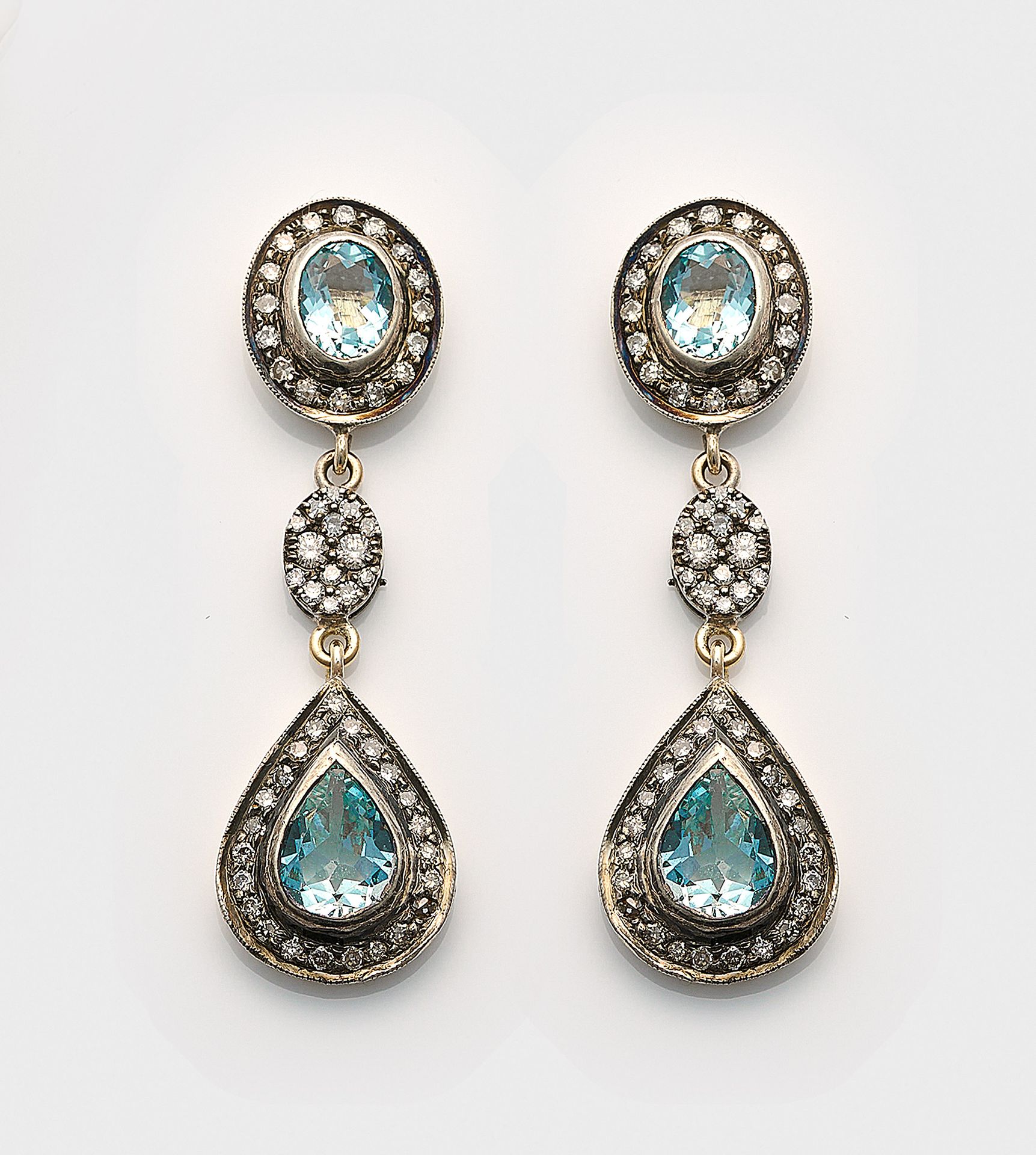 Null 一对黄金美好年代海蓝宝石耳环，标有 "583 "字样。 正面镶嵌总重约 1.90 克拉的冰蓝色海蓝宝石，周围镶嵌总重约 1.50 克拉的钻石；总重约 &hellip;