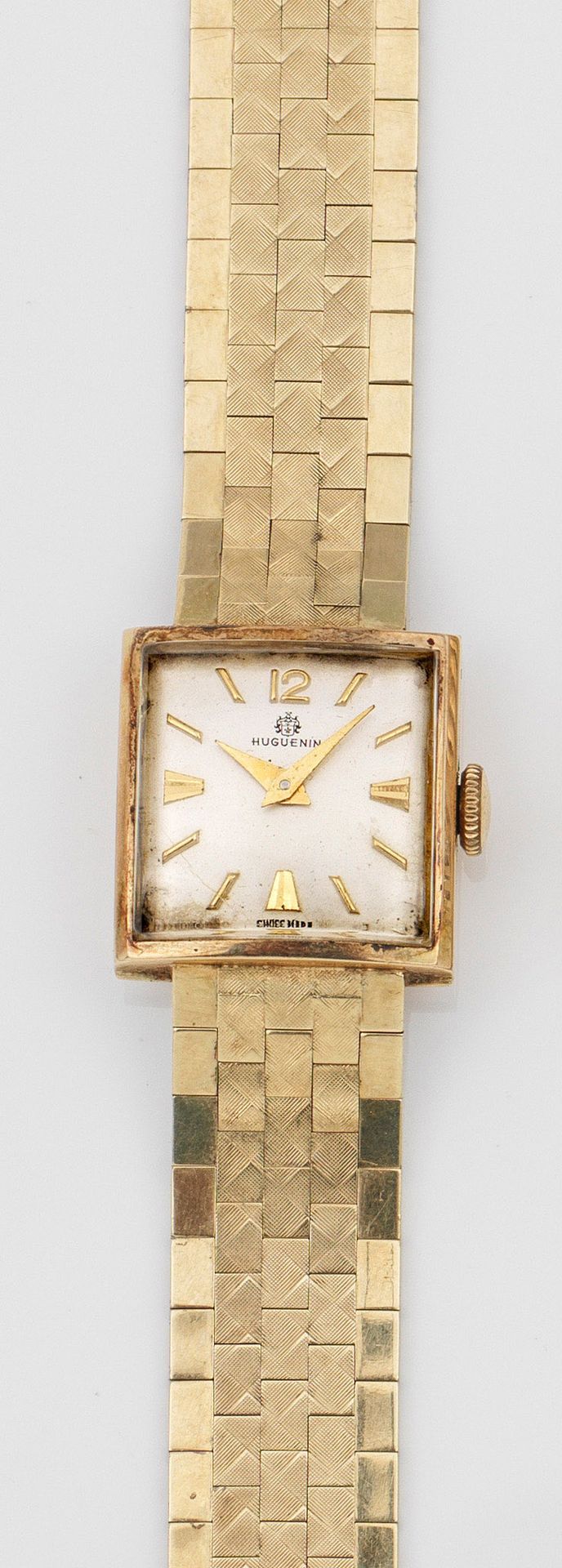 Null 1950年代胡格宁（Huguenin）黄金女装腕表，标有585字样。 方形表壳，略带外凸的缎面打磨表盘，刻度和矛形指针。米兰式表链，配折叠表扣。搭载手&hellip;