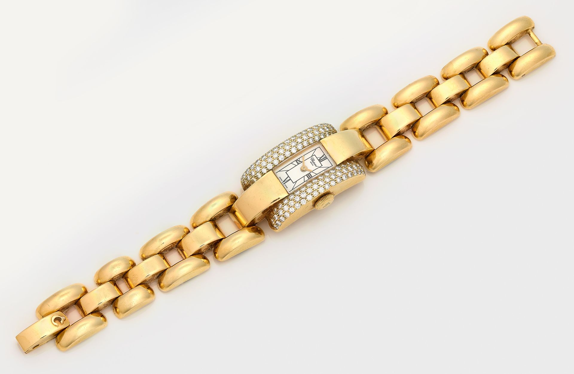 Null Chopard 2005年推出的 "La Strada "女士腕表，黄金材质，哑光750。 凸形表壳密镶明亮式切割钻石，共计约2.00克拉（F-G/v&hellip;