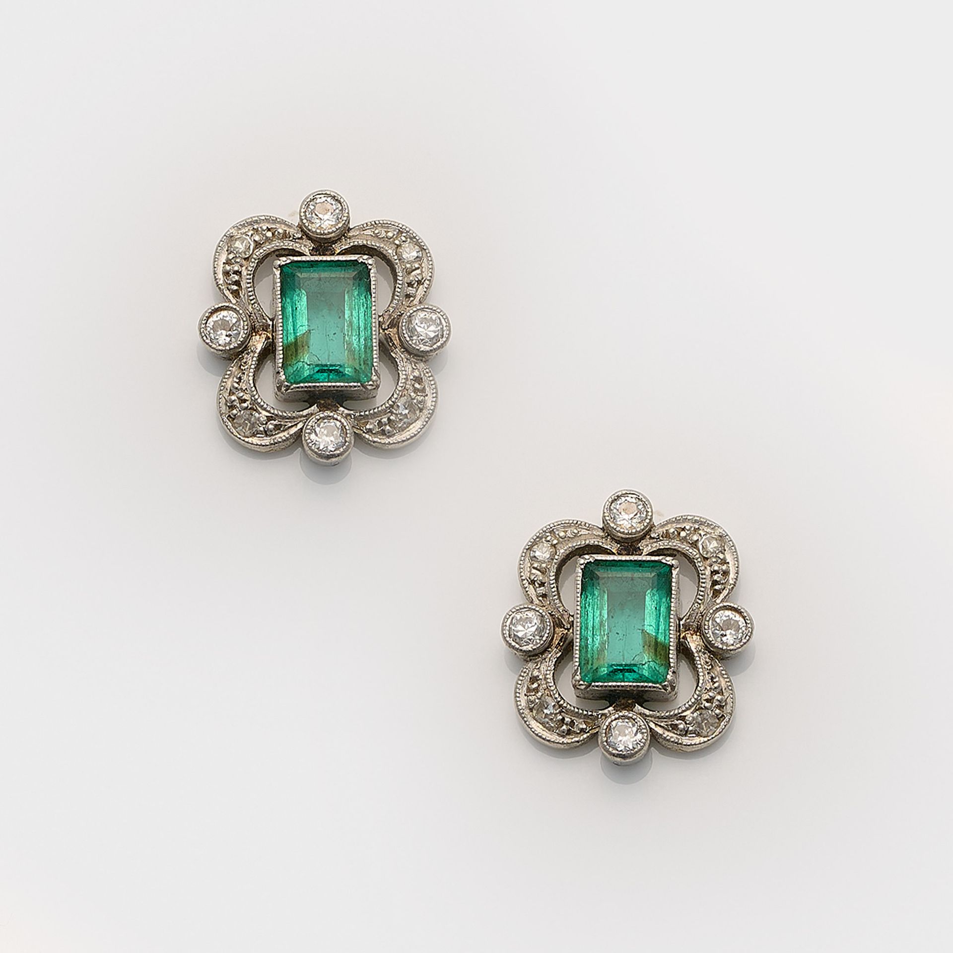 Null Coppia di orecchini Art Déco con smeraldo e diamante in platino. Al centro &hellip;