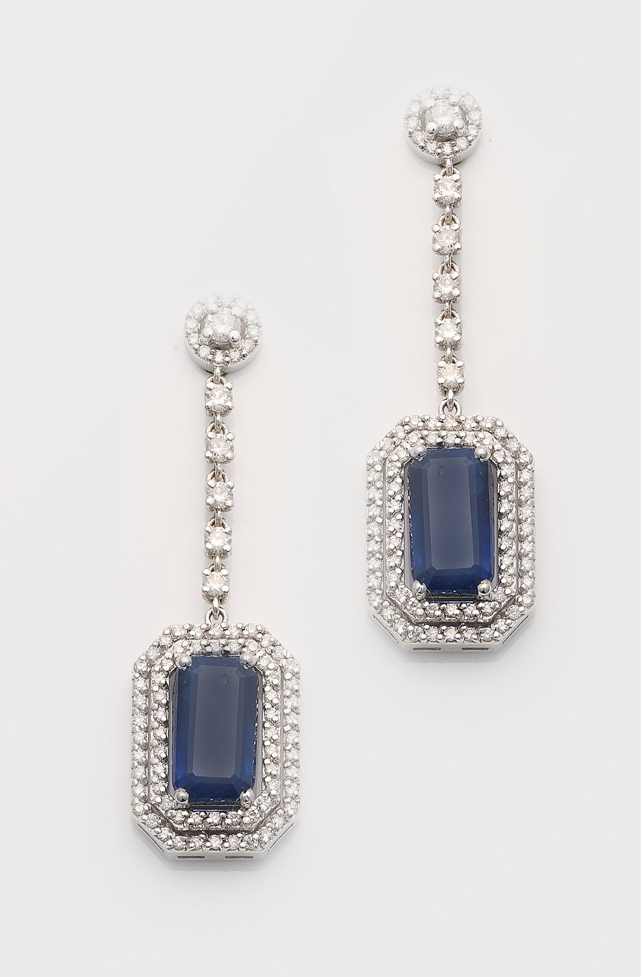 Null 一对缅甸蓝宝石耳环，白金材质，镶嵌 2 颗皇家蓝和蓝绿色蓝宝石，总重约 5.83 克拉，周围镶嵌明亮式切割钻石，总重约 1.00 克拉；总重约 8.1&hellip;