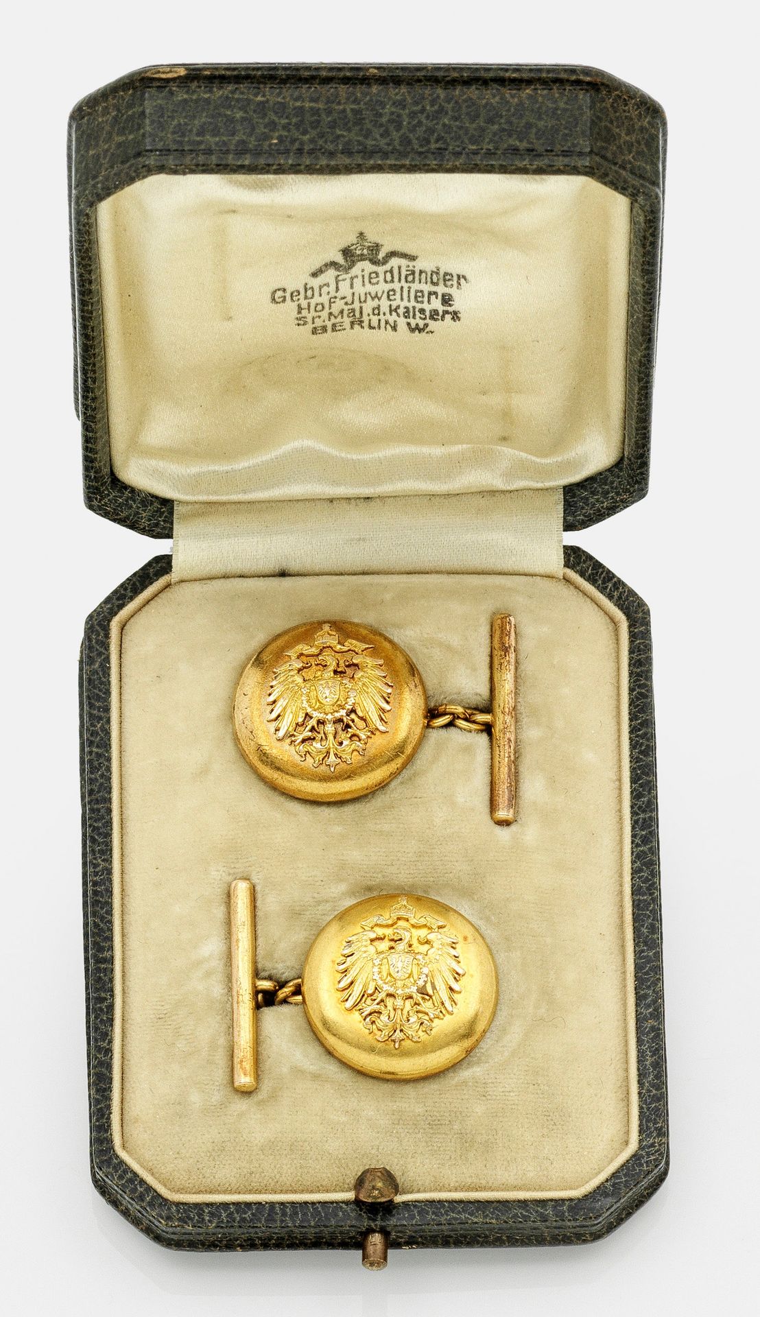 Null 一对袖扣--"普鲁士皇帝威廉二世"，由柏林的宫廷珠宝商 Gebrüder Friedländer制作，约 1900 年
14 ct 黄金；圆形纽扣，正&hellip;
