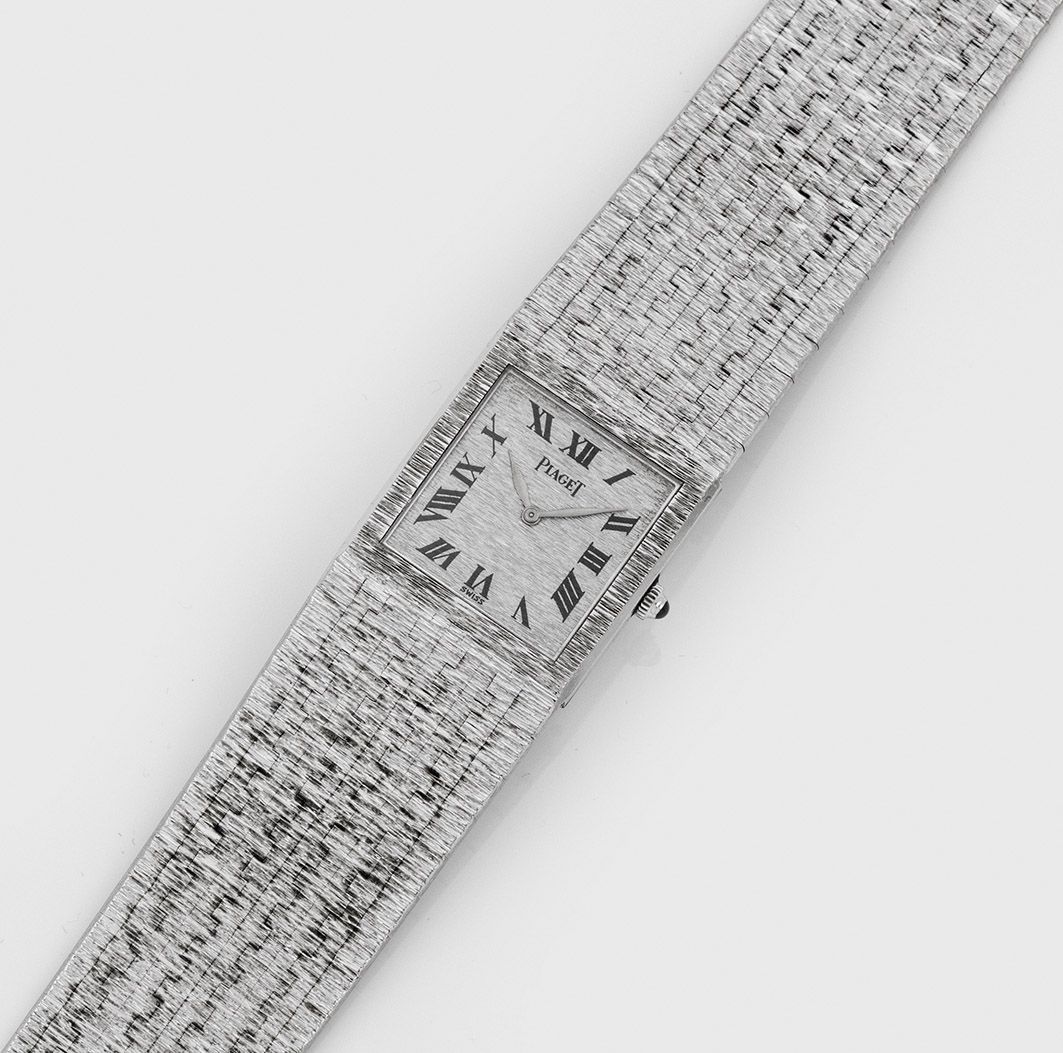 Null 1970年代伯爵 "Polo "女士腕表，白金材质，标有750字样。 长方形表壳，黑色罗马数字时标和矛形指针，过渡型表链配珠宝扣，正面饰有精致凹槽。机&hellip;