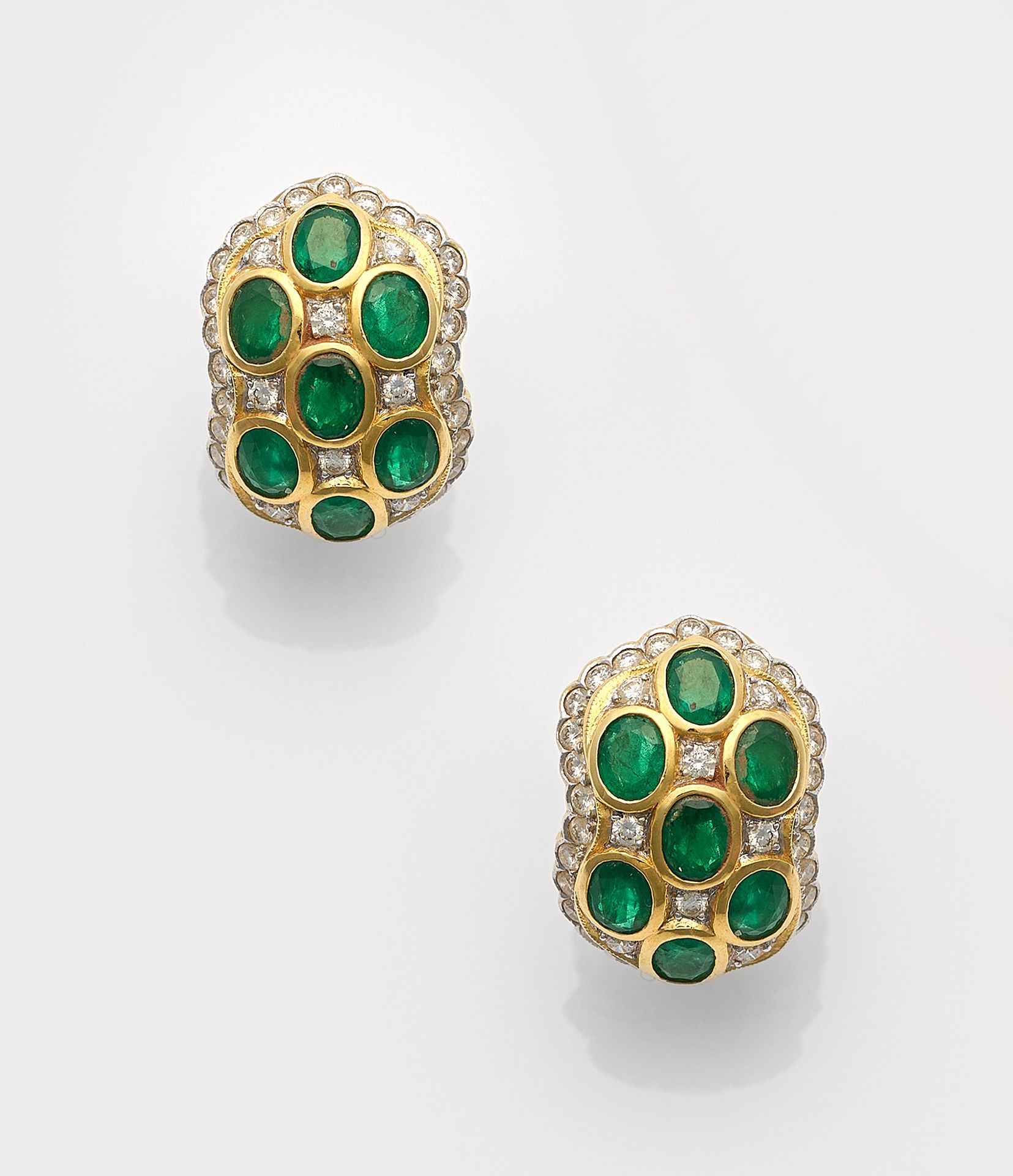 Null Pair of representative emerald earclips in yellow gold, set with emeralds w&hellip;