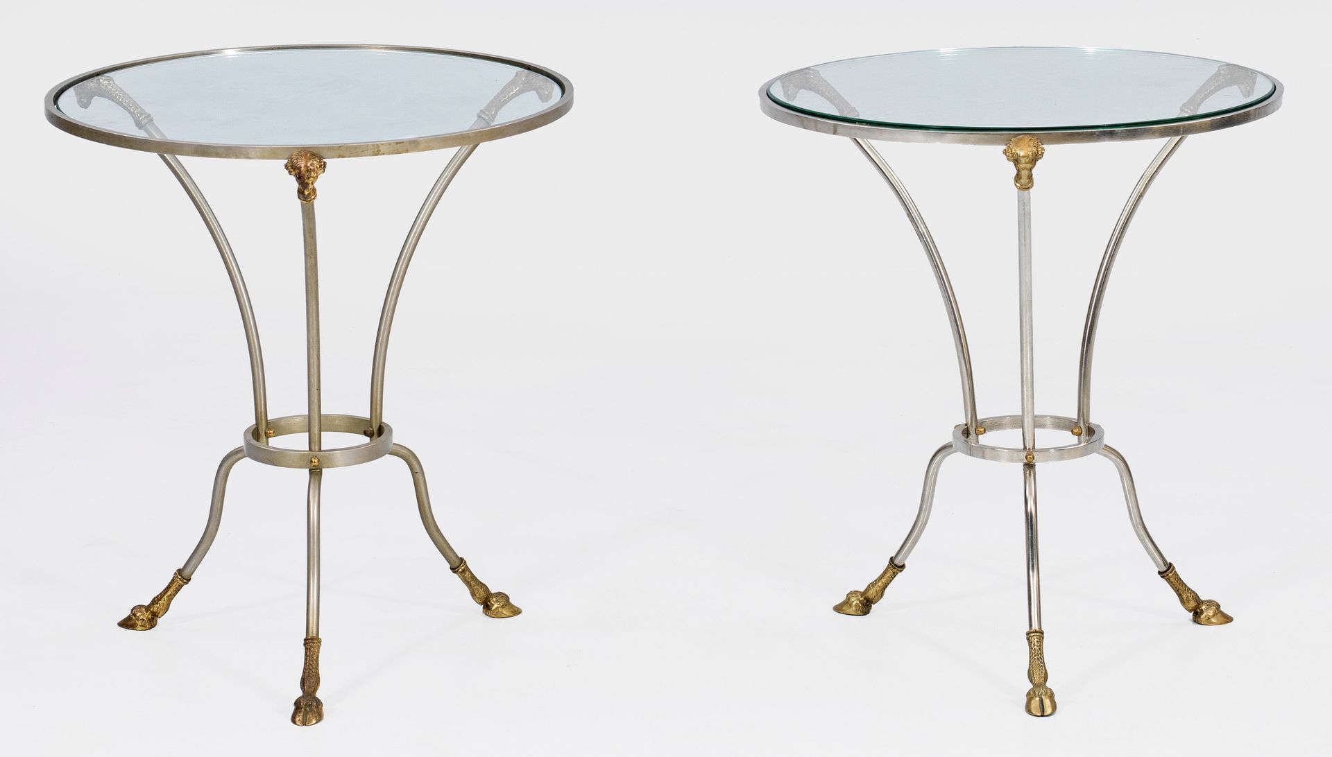 Null Paire de tables de guéridon décoratives dans le style de l'Empire français.&hellip;