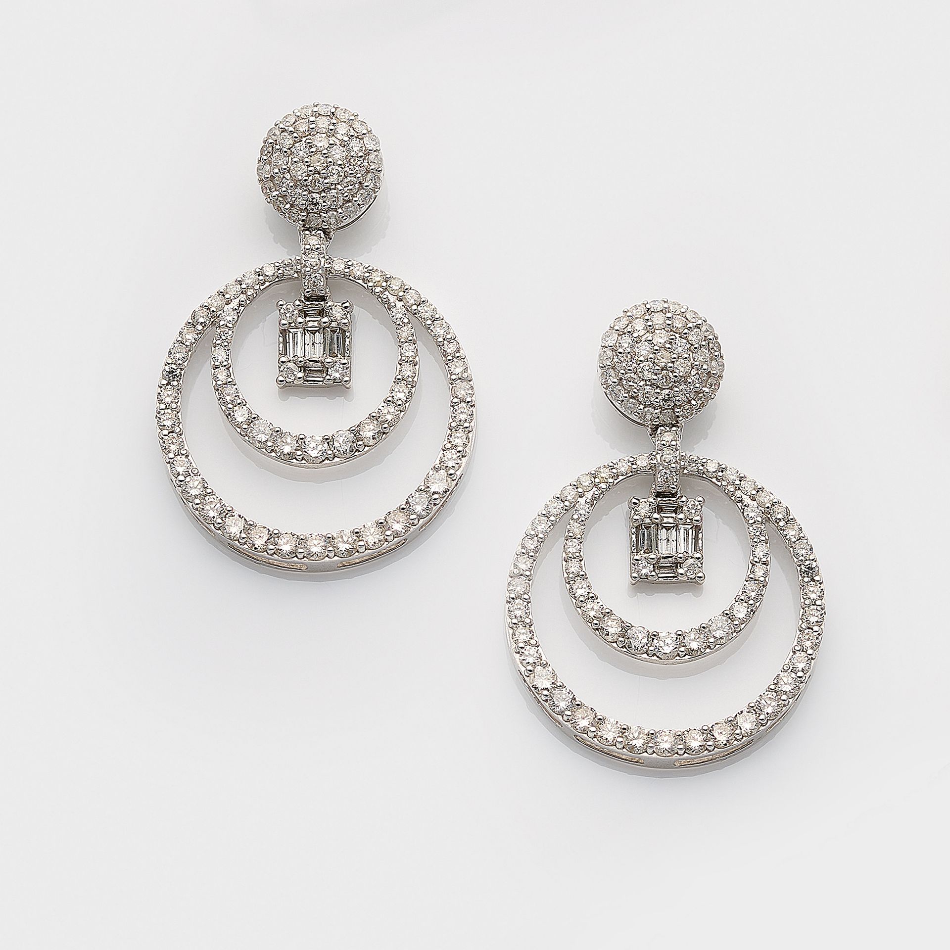 Null Coppia di orecchini decorativi con diamanti, oro bianco. 18 ct; incastonati&hellip;