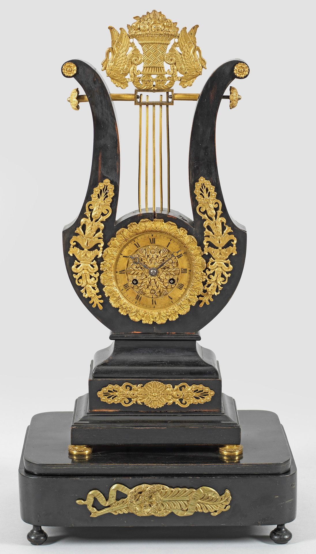 Null Charles X lyre clock with Swiss musical movement, ebonized wood and gilded &hellip;