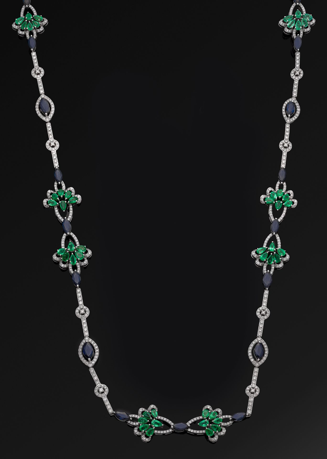 Null Stravagante collana di zaffiri e smeraldi con smeraldi di 12,00 ct. Circa; &hellip;