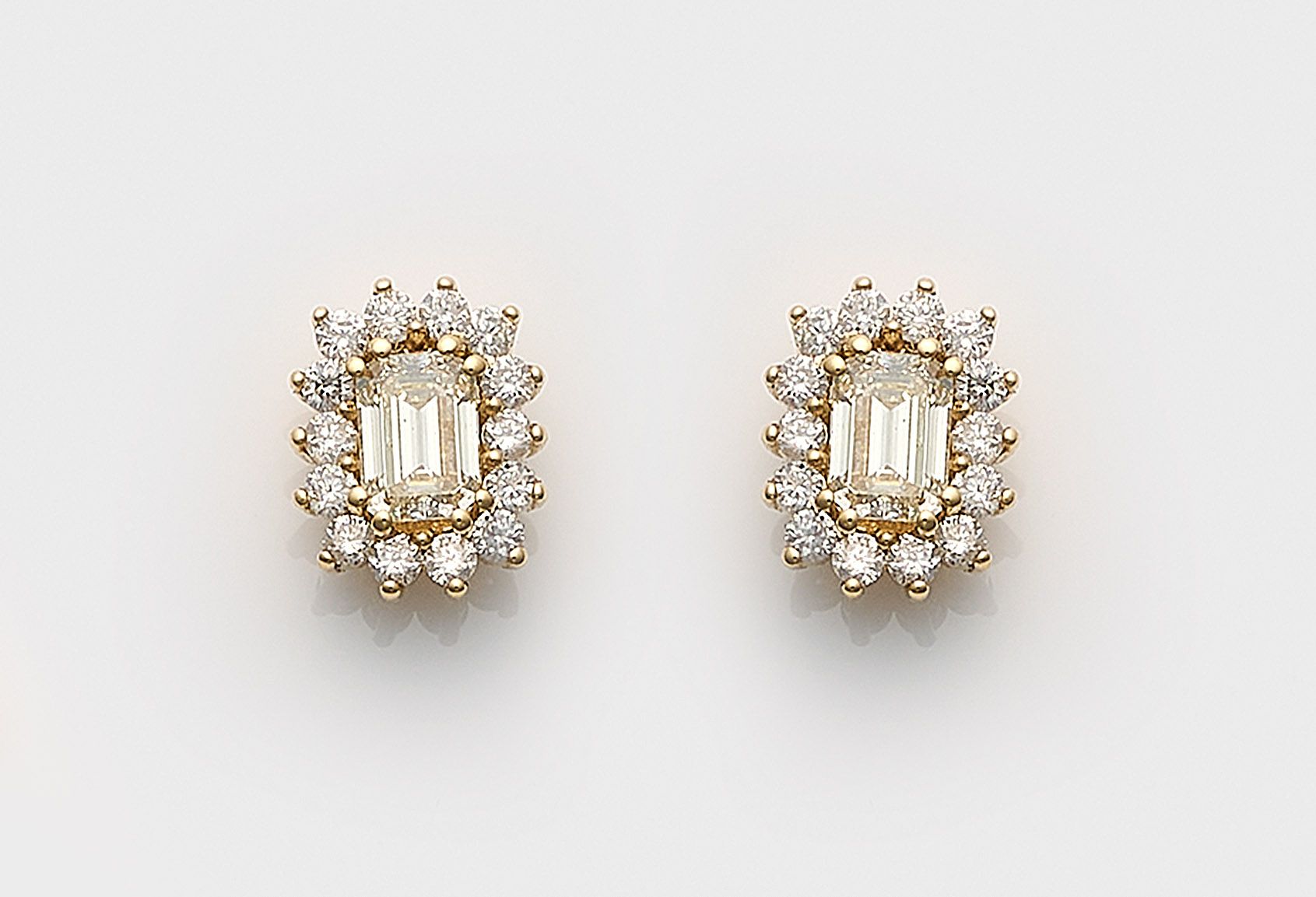 Null Coppia di orecchini di diamanti in oro giallo fantasia, con 2 diamanti gial&hellip;