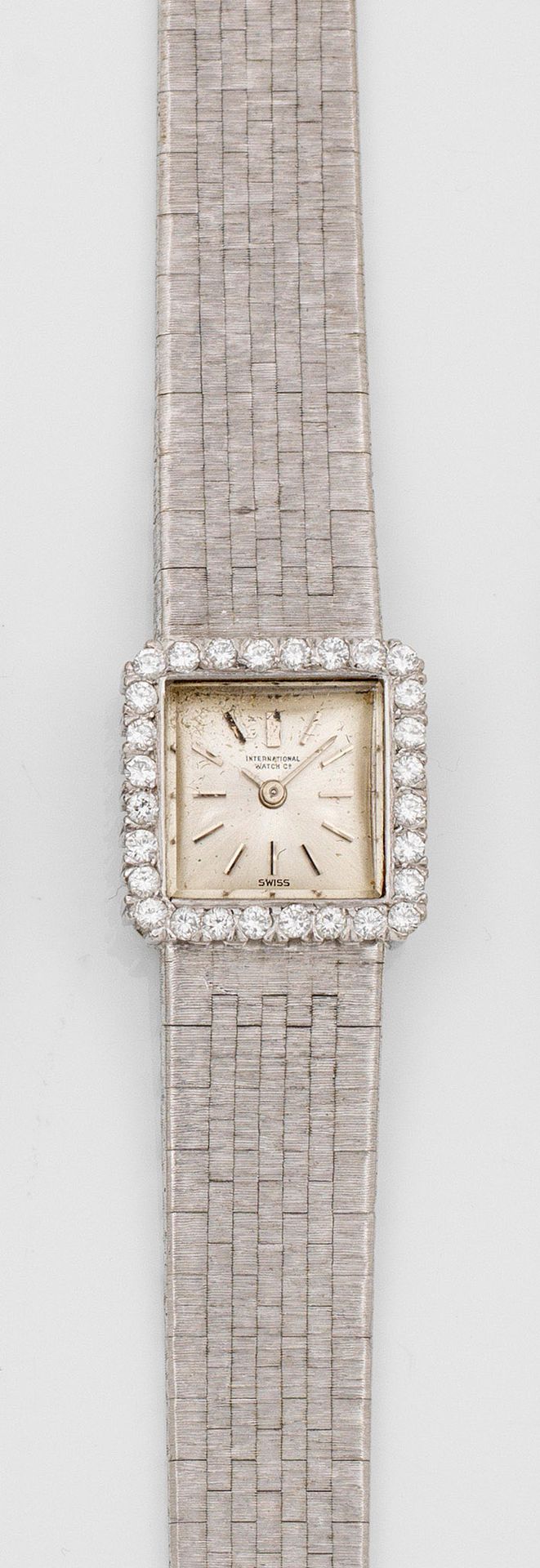 Null 沙夫豪森IWC万国表于1960年代推出的女士腕表，以白金打造，镶嵌750颗钻石。 方形表壳，表圈镶嵌钻石，缎面打磨表盘，搭配巴顿式刻度和指针。略带弧度&hellip;