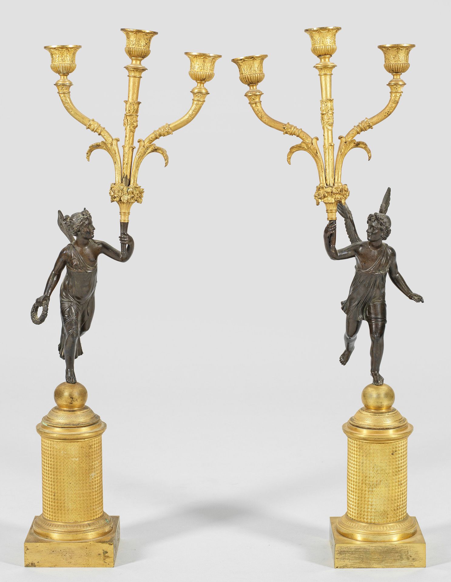 Null 一对大型帝国人物长廊，同行。青铜，鎏金，部分有深色铜锈。方形底座上的圆柱形柱身，底座上有精细的模制和全面的编织装饰。上面是一对长着翅膀的精灵的完整雕刻&hellip;