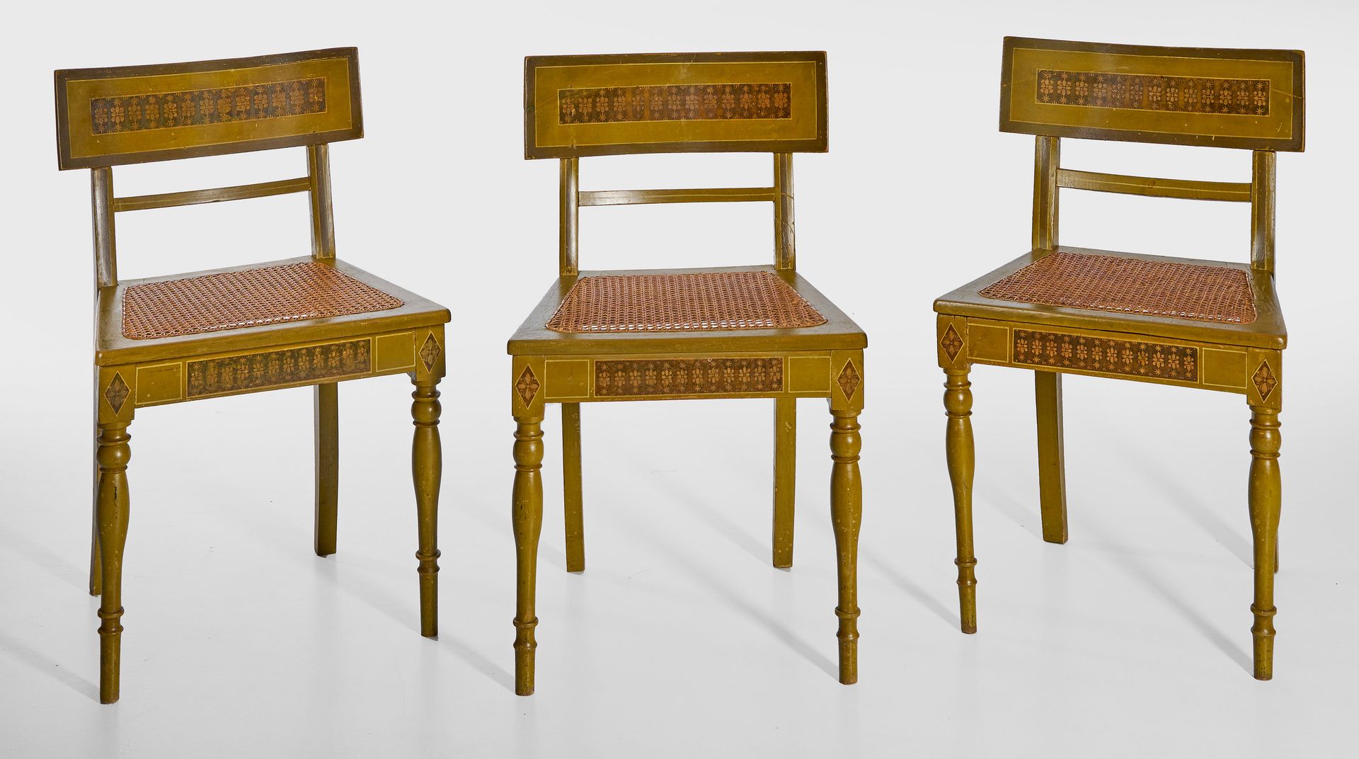 Null Trois chaises "Klismos" en bois, vert olive. Cadre trapézoïdal sur des pied&hellip;