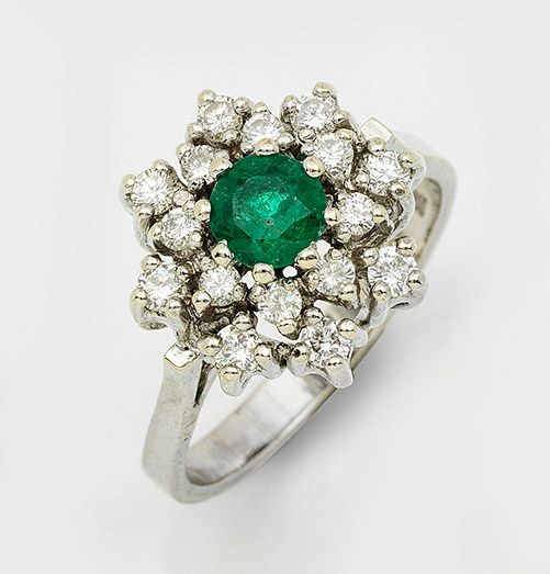 Null 哥伦比亚祖母绿戒指，白金，哑光 585，中央镶嵌一颗约 0.55 克拉的翠绿色祖母绿，周围镶嵌多颗明亮式切割钻石，共计约 0.90 克拉（H-I/vs&hellip;