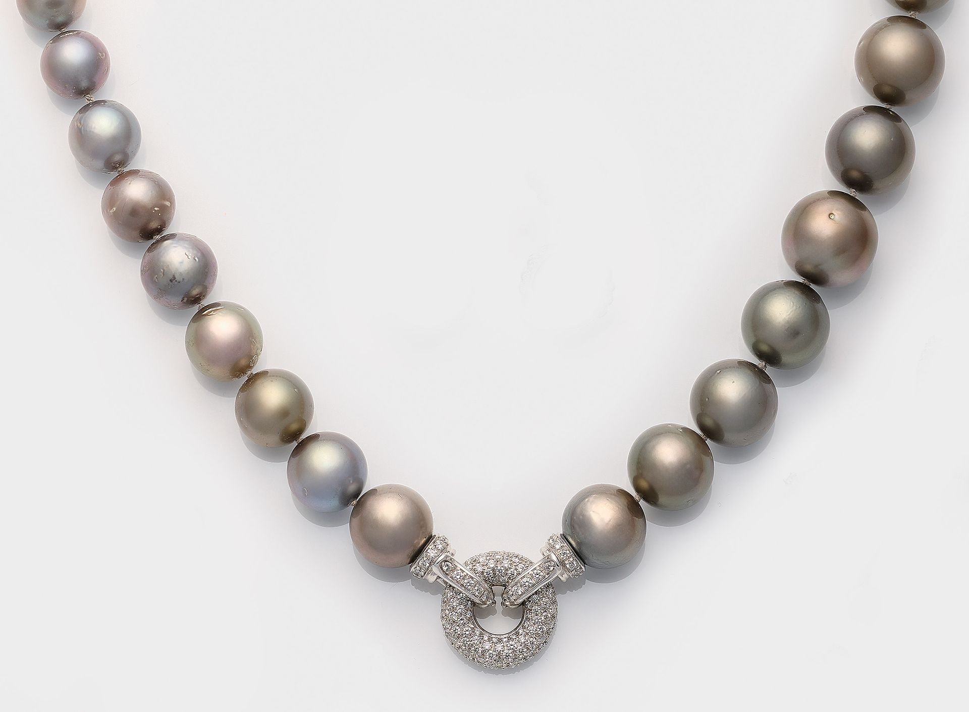 Null Elegante collar de perlas de Tahití en oro blanco, mat. 750. Collar de una &hellip;
