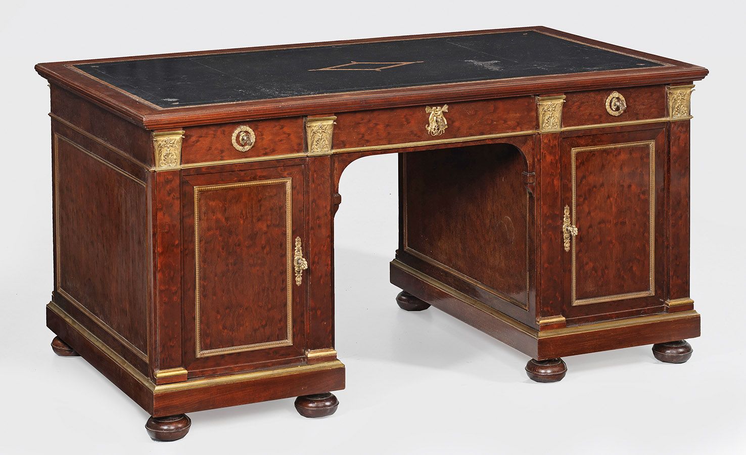 Null Gran escritorio Imperio de caoba, chapado y con aplicaciones de bronce dora&hellip;