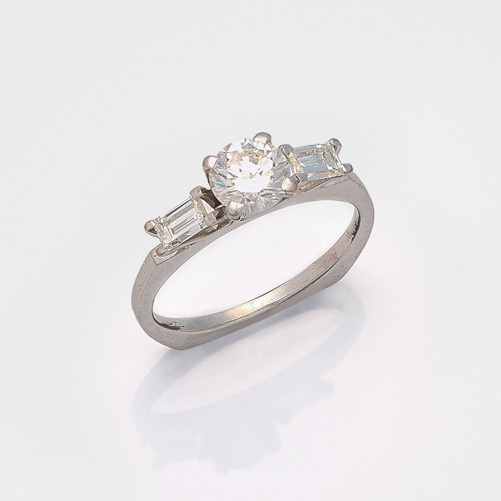 Null Bague diamant-solitaire en or blanc, taille 750. Sertie au centre d'un soli&hellip;
