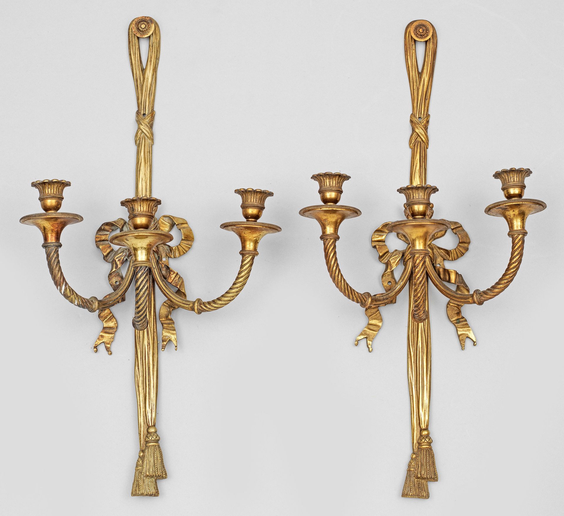 Null Paire d'appliques de style Louis XVI à 3 volets ; bronze. Appliques élancée&hellip;