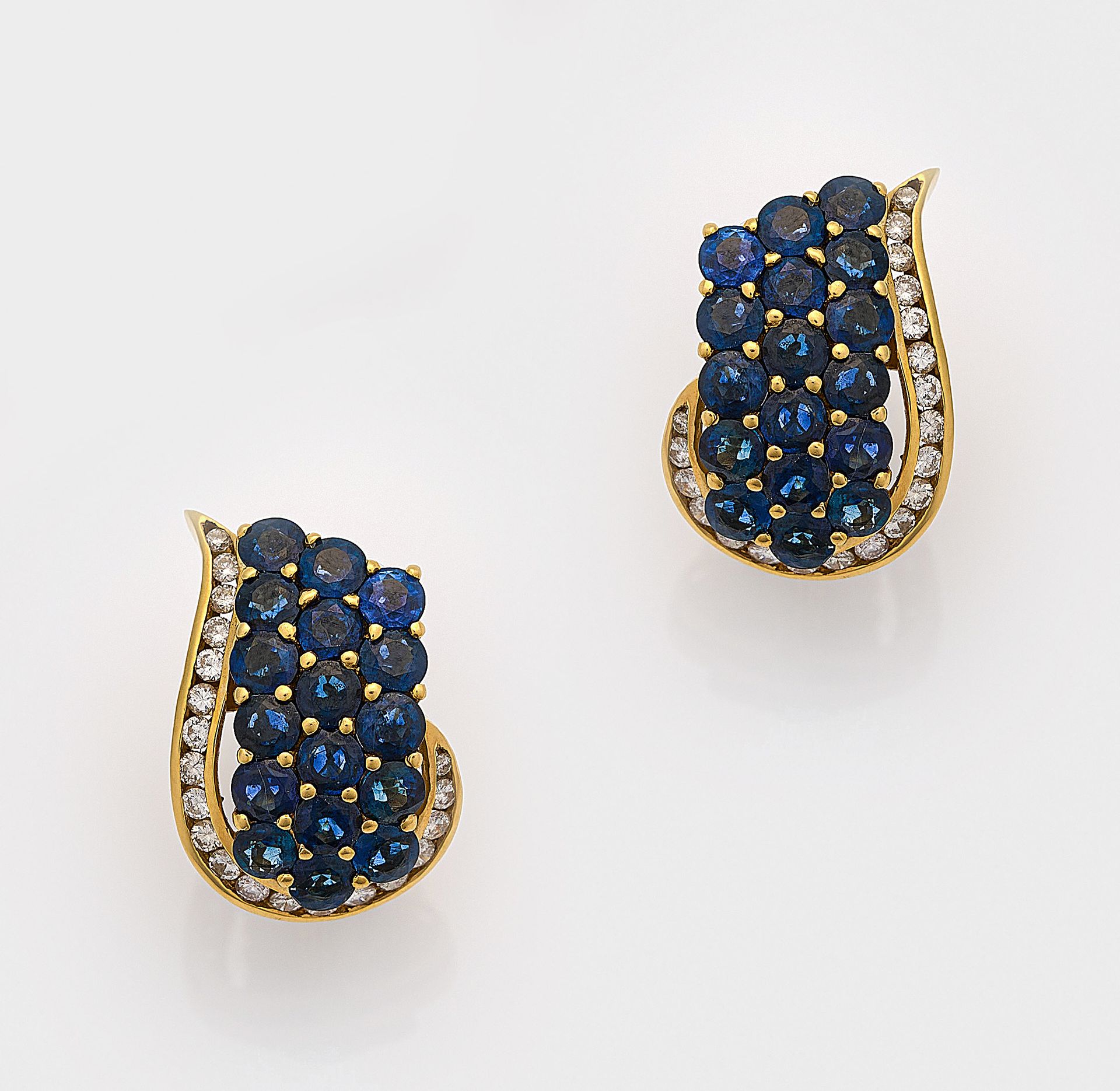 Null 一对装饰性蓝宝石耳环，镶嵌约 3.20 克拉近矢车菊蓝色蓝宝石和约 0.60 克拉明亮式切割蓝宝石，18K 金材质。 
一对耳环，镶嵌约 3.20 克&hellip;