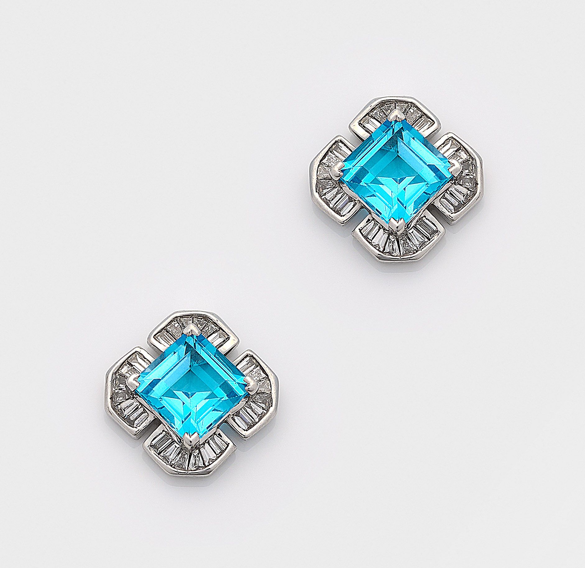 Null 一对装饰性托帕石钻石耳环，白金材质，镶嵌 2 颗天蓝色托帕石，总重约 1.80 克拉，经 Carrée 切割，周围环绕总重约 0.40 克拉的梯形钻石&hellip;