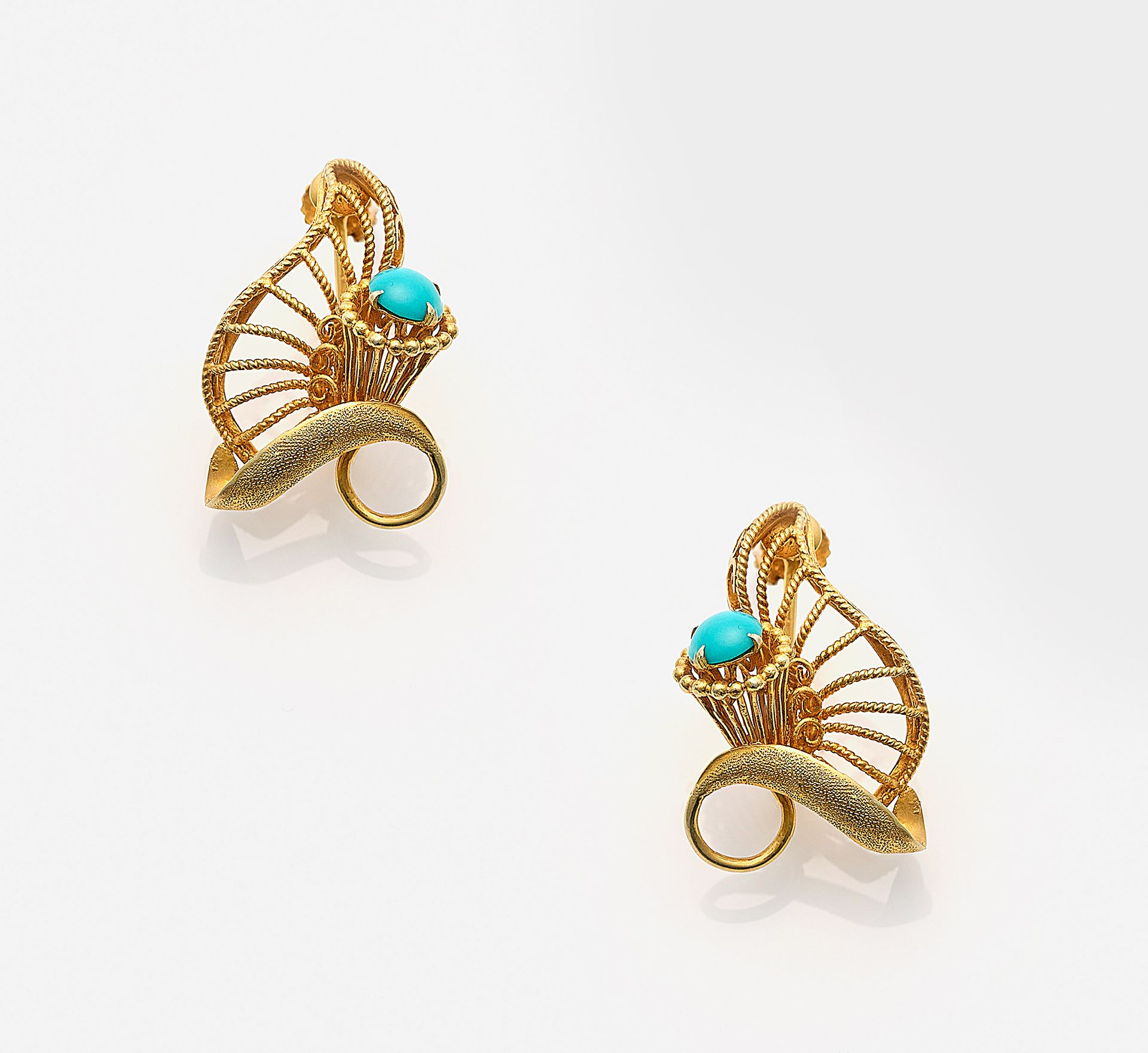 Null 一对 20 世纪 30 年代的绿松石耳环，玫瑰金，14 ct；精湛的金匠手艺。总重约 7.43 克。 
一对镶嵌绿松石的 14K 红金耳环。
