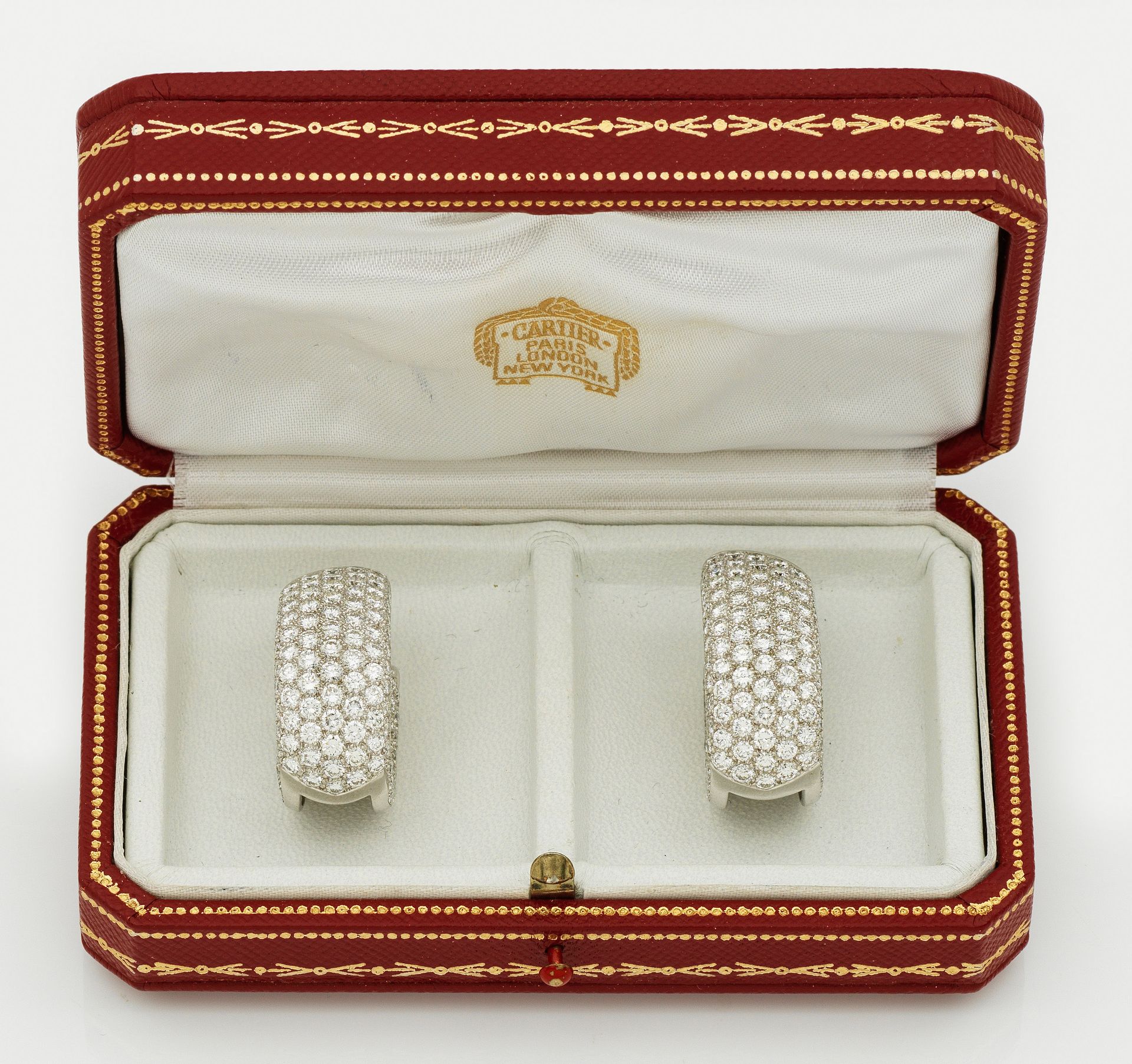 Null Pareja de pendientes Cartier "Lakarda" de oro blanco con diamantes talla br&hellip;