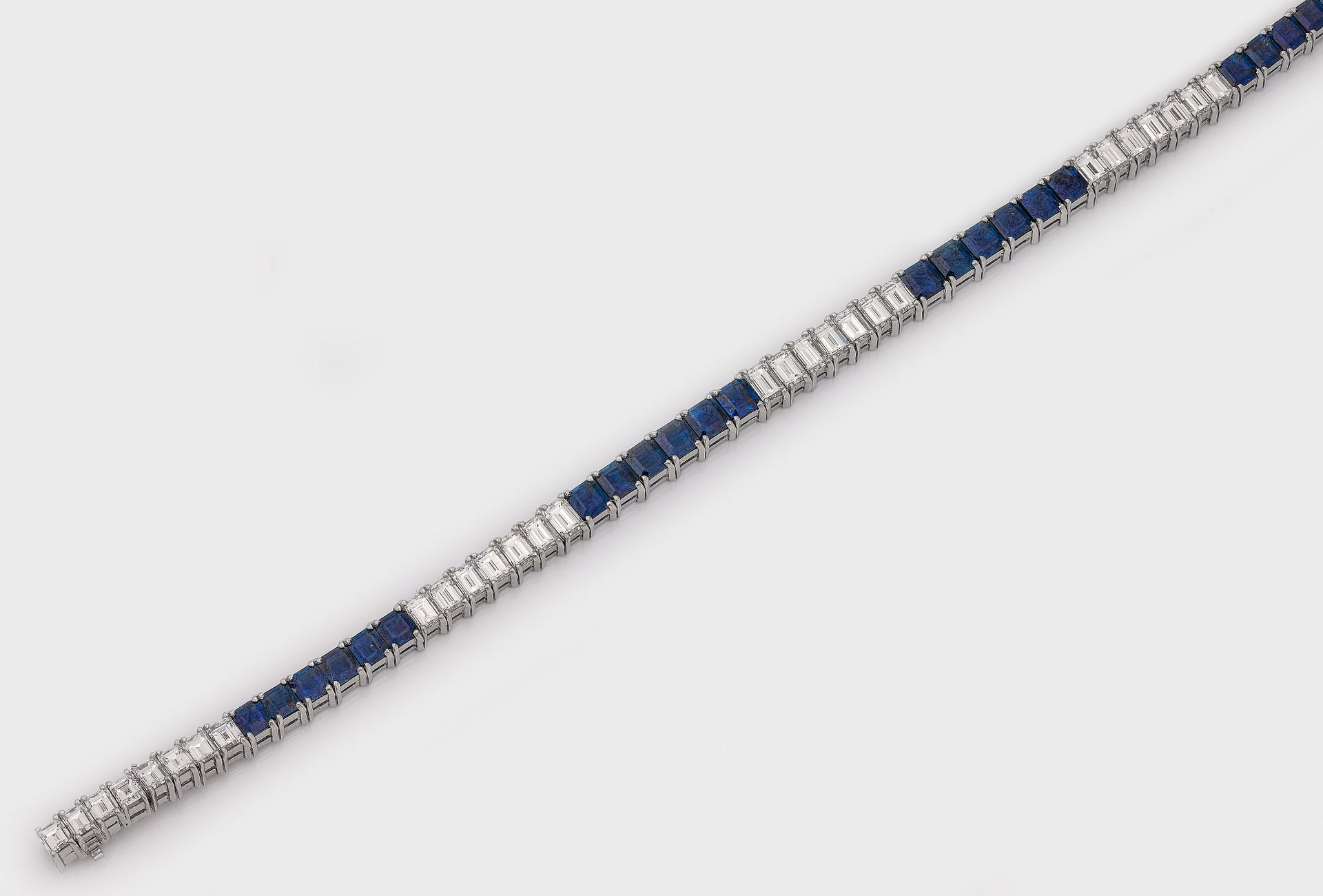 Null Friedrich Weißgold制作的高雅钻石-蓝宝石rivière手镯，产地：750年，线形镶嵌未经处理的净眼蓝宝石carrée，总重约6.70&hellip;