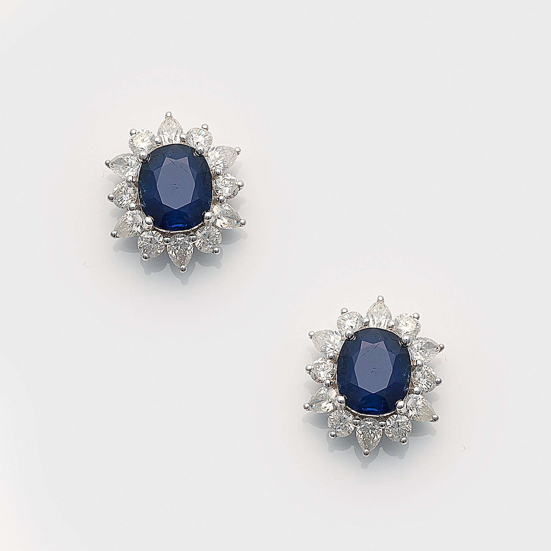 Null 一对经典蓝宝石-钻石耳环，白金材质，中间镶嵌未经处理的浓蓝宝石，总重约 3.82 克拉，周围环绕垂坠钻石，总重约 1.72 克拉；总重约 4.59 克&hellip;